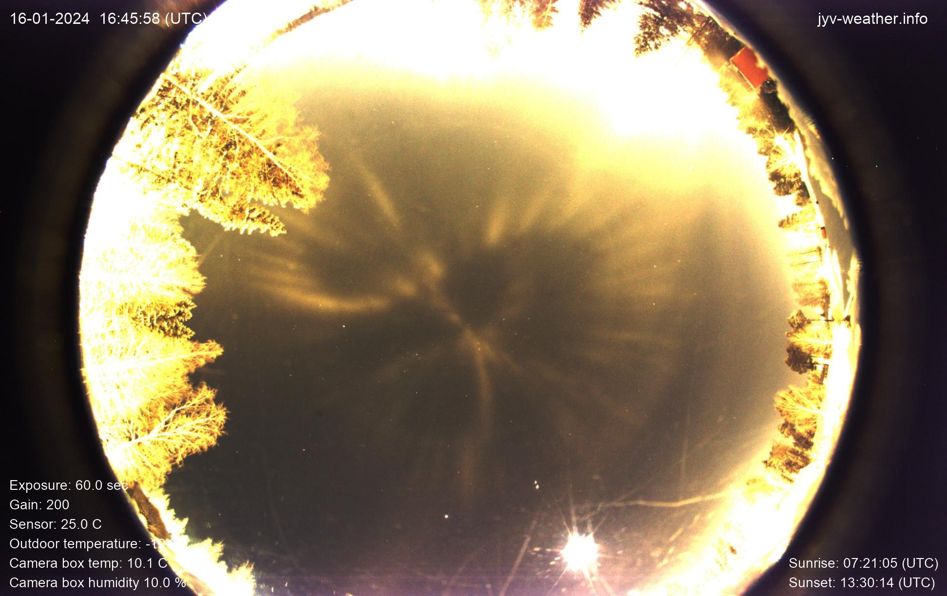 صورة بانوراميّة 360 درجة تُظهر السماء تنعكس فيها أنوار تقابل الأضواء على الأرض وفي محيط الدائرة الأشجار والمنازل