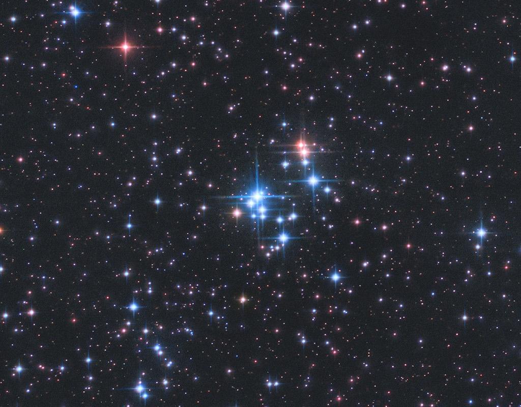 تجمّع نجمي مميّز الشكل بنجوم ساطعة كبيرة نسبيّاً وحوله نجوم أخرى متفاوتة. تظهر النجوم الأكبر بأشواك حيود مدبّبة