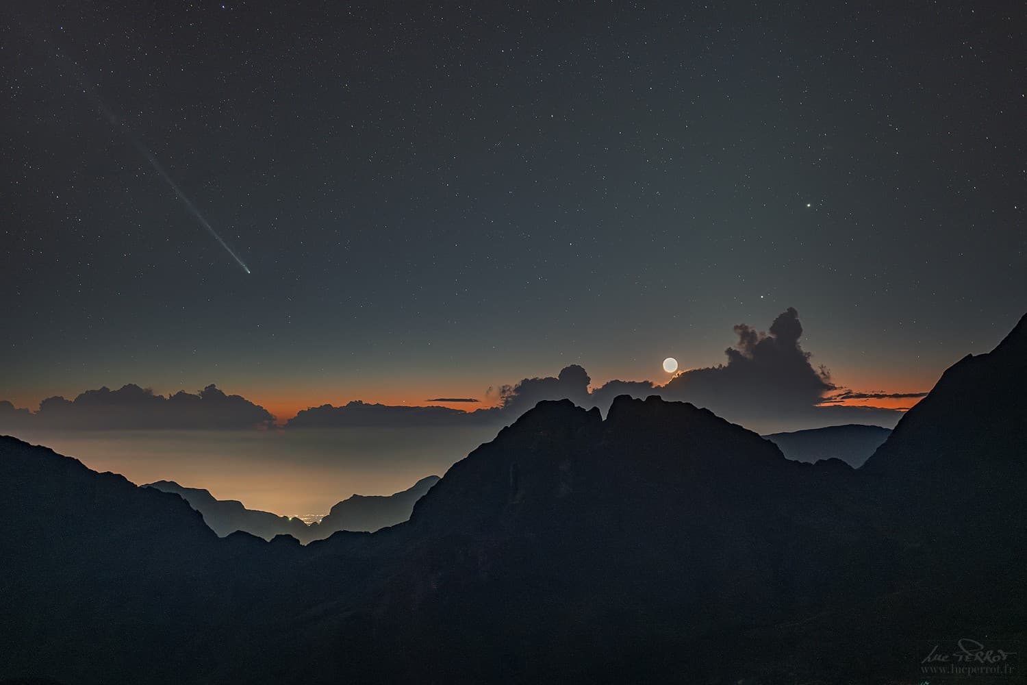 نفس الصورة بدون عناوين