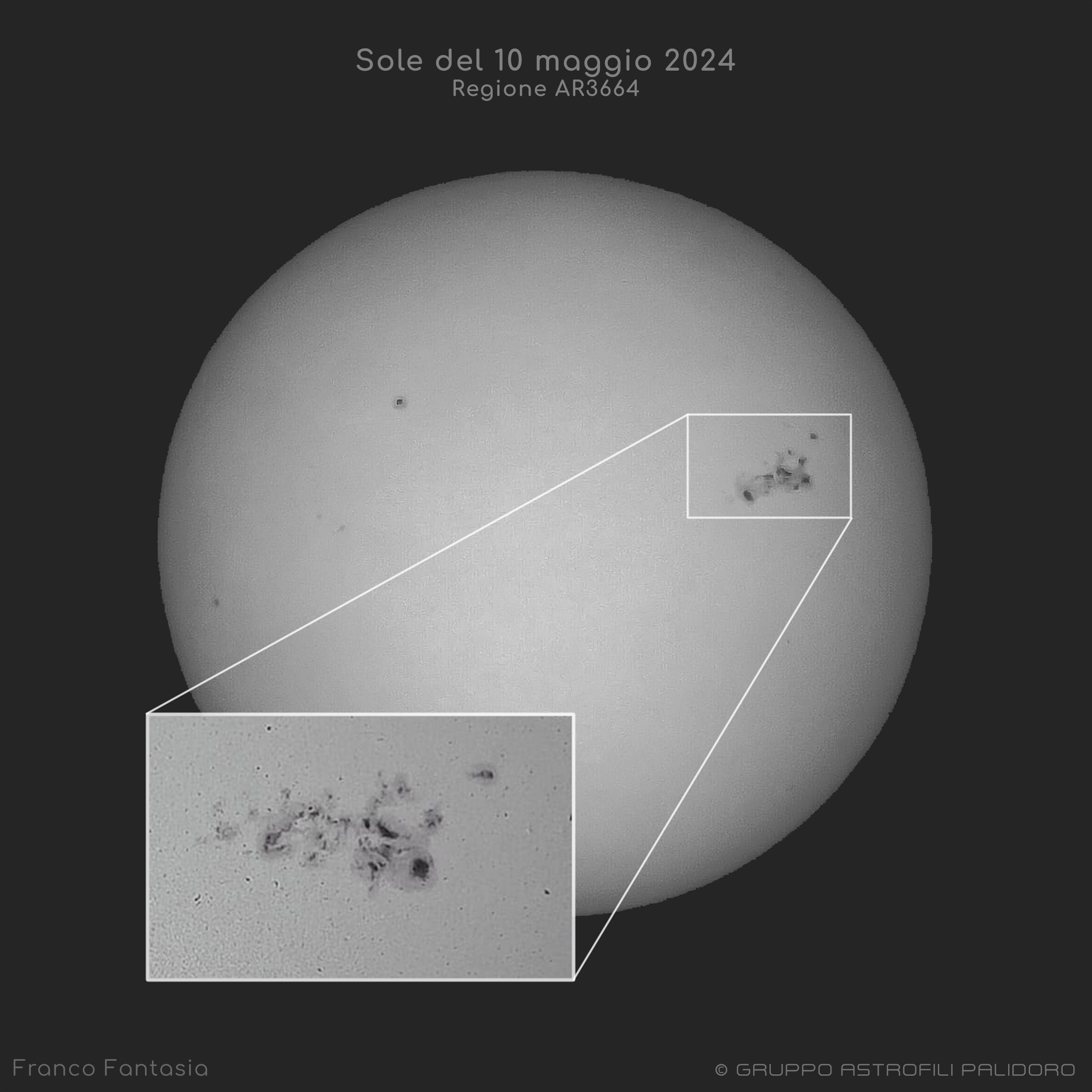 الشمس بالأبيض والأسود تُظهِر بُقعاً شمسيّة داكنة في أقصى اليمين. كُبِّرَت مجموعة البقع الشمسيّة الكبيرة في صورة مُضمّنة أسفل اليسار.