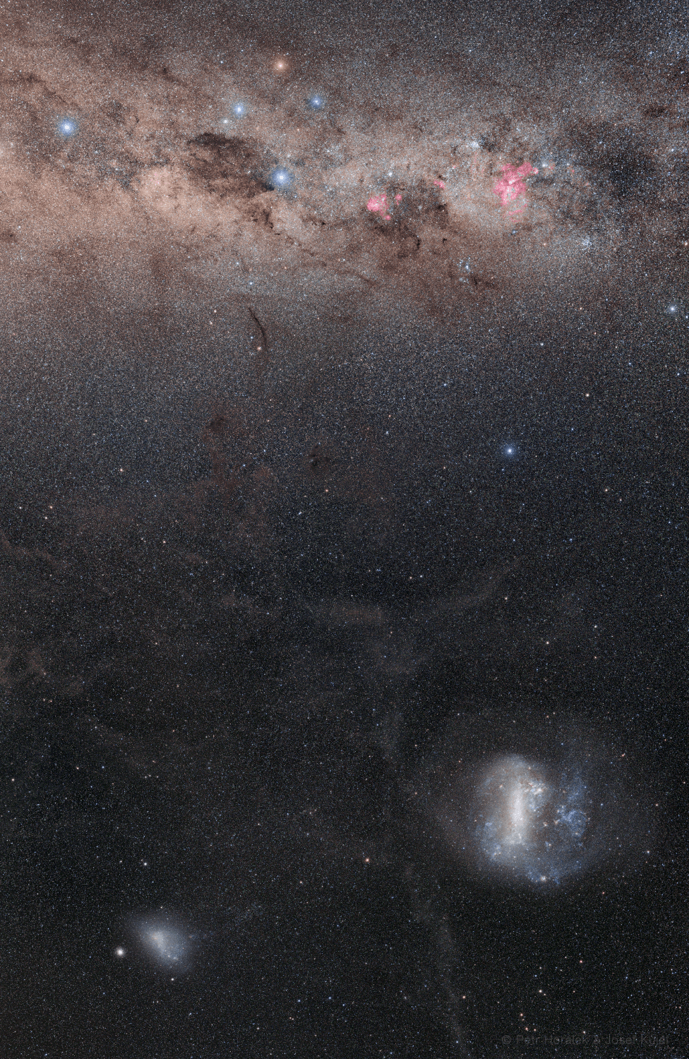 صورة ملأى بالنجوم تغطي حوالي 60 درجة من سماء نصف الكرة الجنوبي. في الجزء السفلي توجد غيوم ماجلان الكبيرة والصغيرة وعدد من المجرات سواء التابعة لدرب التبانة أو غيرها. تتواجد النجوم والسدم في الجزء العلوي من إطار الصورة على طول مستوي مجرتنا درب التبانة، حيث تظهر كوكبة صليب الجنوب أعلى الوسط تقريباً وفيها گاما الصليب النجم العملاق المصفر، ويظهر الامتداد الداكن لسديم كيس الفحم مندسّاً تحت ذراع الصليب على اليسار. يتوهج سديم القاعدة بلون أحمر بما فيه نجم إتا بالقرب من حافة الصورة اليمنى على امتداد المجرة كذلك.