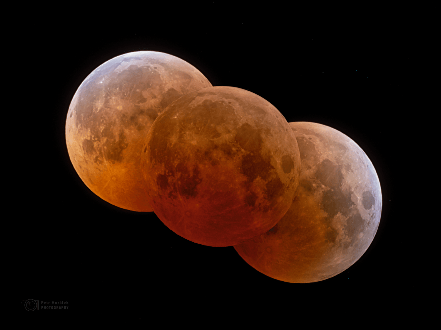 ثلاثة بدور مخسوفة بألوان محمرّة تُظهر تسلسل الخسوف وظلّ الأرض على السطح القمري