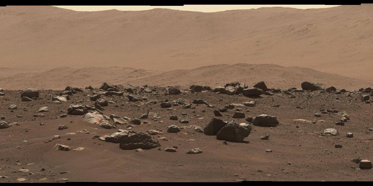 صورة پانورامية تغطّي 360 درجة من سطح المريخ. الصورة عالية الدقة ويمكن تكبيرها و تصغيرها. يظهر فيها الرمال و التلال والصخور والتضاريس.