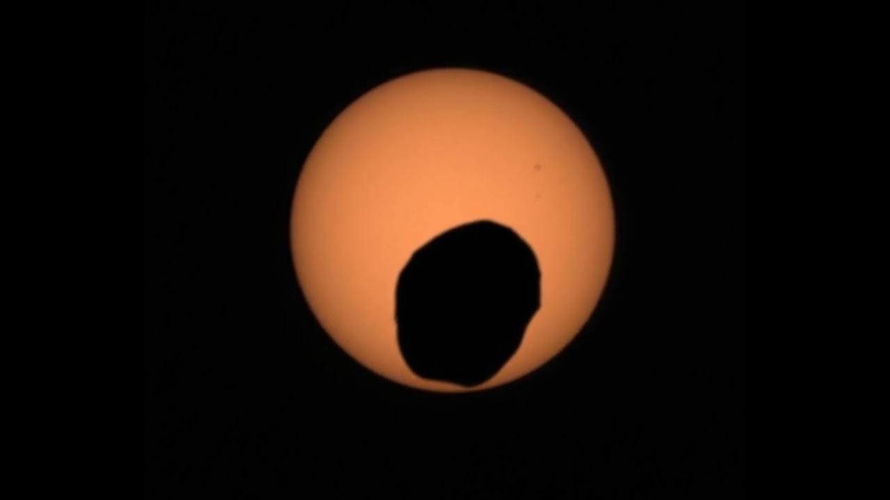 قمر غير كروي يعبر أمام شمسٍ فيها بقع