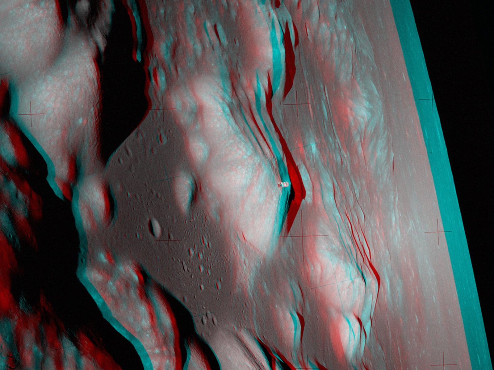 صورة مزدوجة بالأزرق والأحمر تُظهر القمر بتضاريس واضحة وفوقه جسم صغير هو الوحدة "أمِريكا"