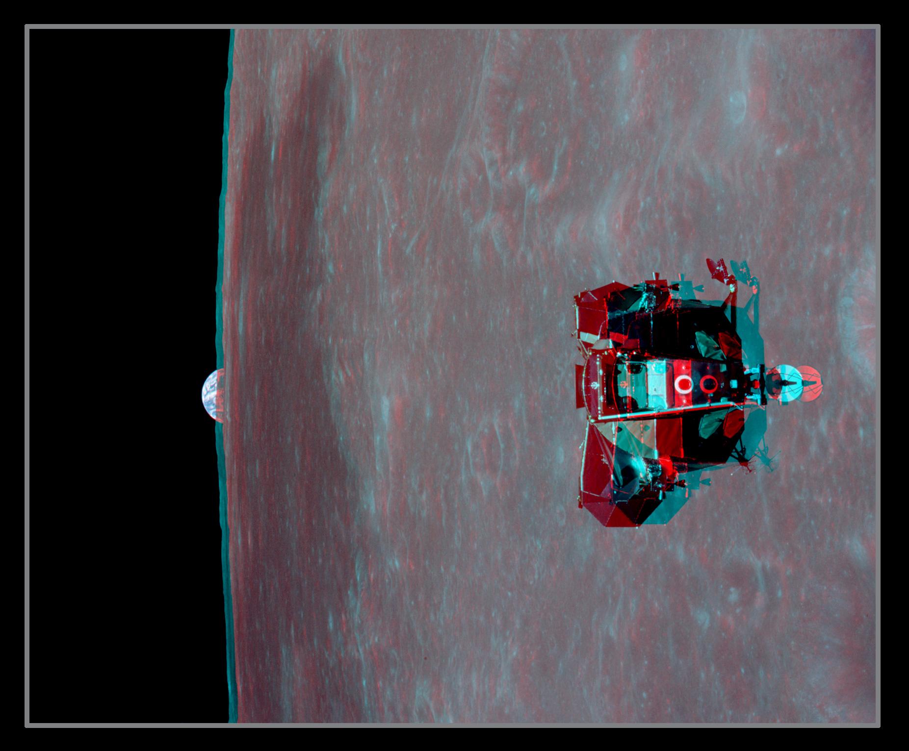 صورة مجسّمة بالأزرق والأحمر تُظهر المركبة وتحتها القمر وتبزغ الأرض من خلف أفقه