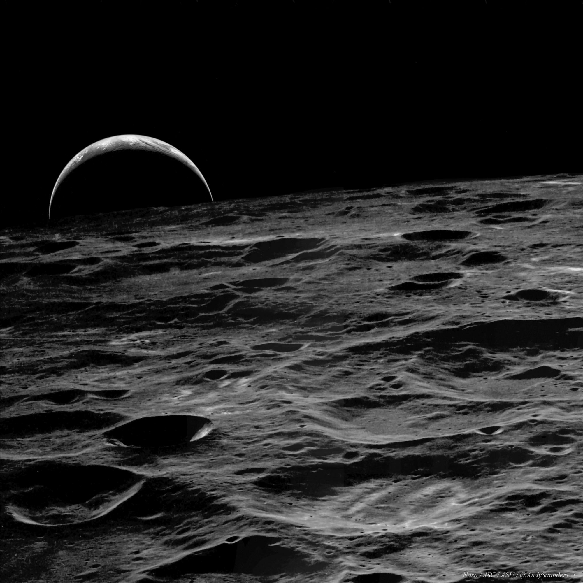 صورة من علوّ تُظهر تضاريس سطح القمر المليء بالفوّهات، وتظهر الأرض عند الأفق على شكل هلالٍ كبير كأنها قوسٌ فوقه.