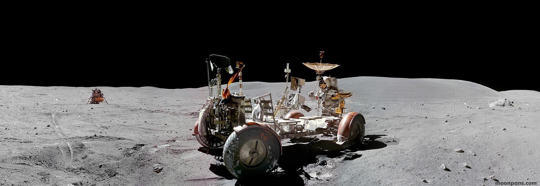 مركبة جوّالة على سطح القمر وخلفها رائد فضاء ببدلته يقوم بتوجيه هوائي بصحن باتّجاه الأعلى وفي الخلفيّة وحدة قمريّة