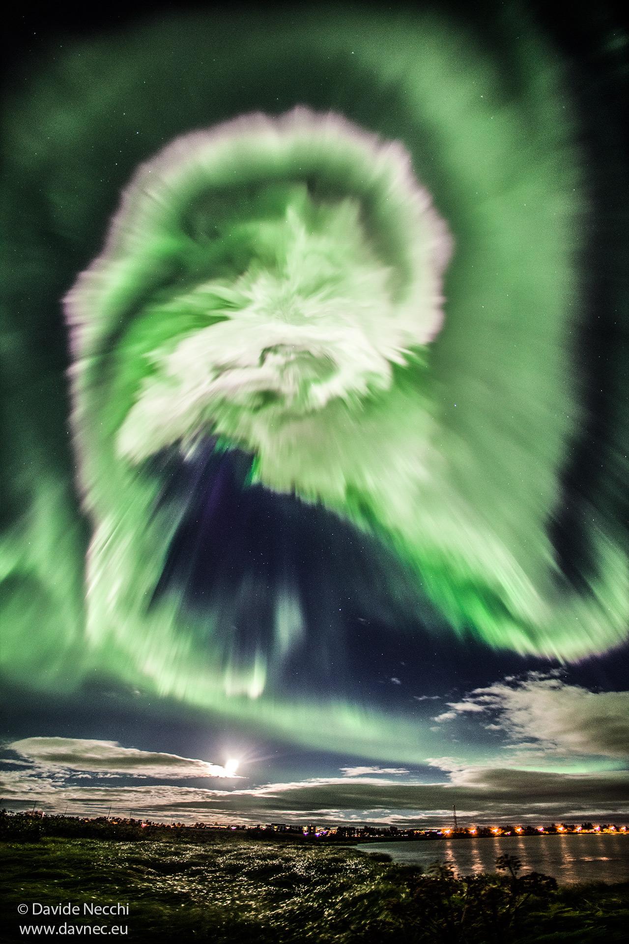 شفق قطبي مذهل حلزوني الشكل بألوان مخضرّة فوق آيسلاندا.