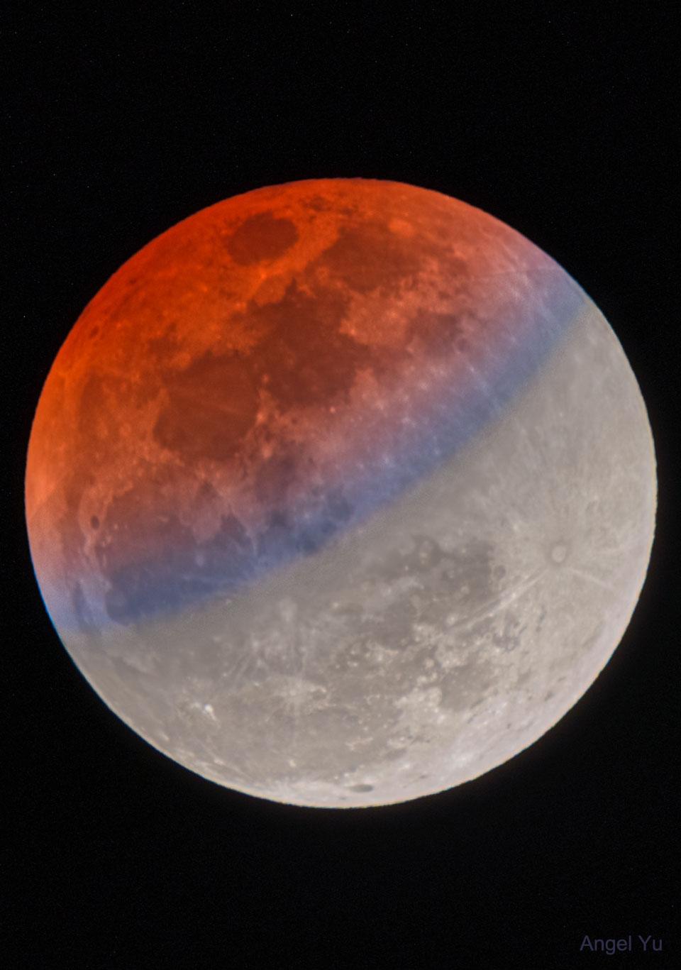 قمر مخسوف جزئياً بصورة مدى ديناميكي عالي يظهر فيها الجزء المخسوف باللون الأحمر يحيط به شريط أزرق بينما يظهر باقي القمر باللون الرمادي الطبيعي المعتاد.