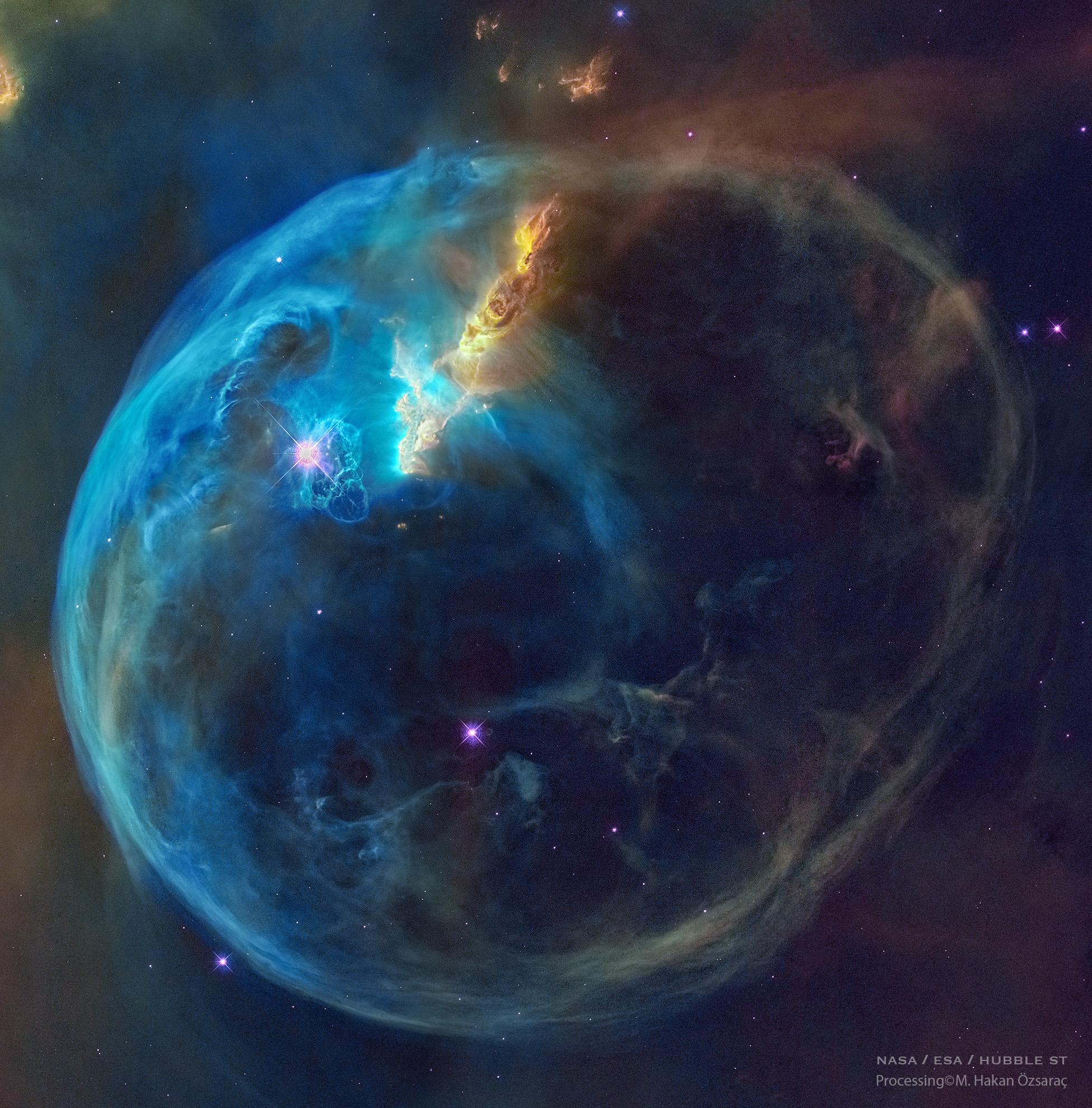 فُقاعة كونيّة من الغاز وفي داخلها نجمُ متّقد بينما تظهر مواد بينجميّة ونجوم عبر الصورة