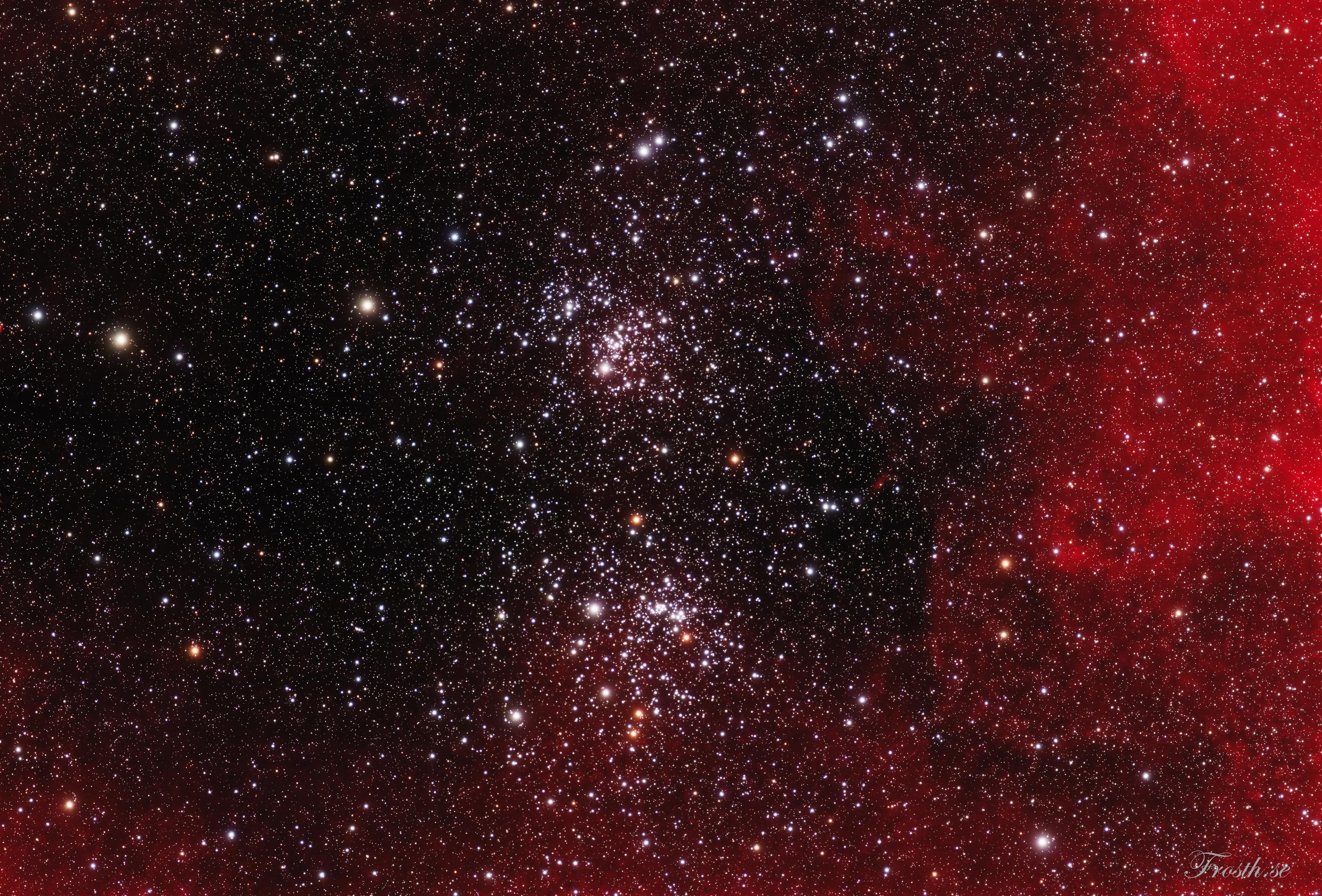 عنقودان نجميان مفتوحان يذخران بالنجوم وحولهما الكثير من النجوم الأخرى كذلك. يظهر امتداد سديمي محمرّ على يمين الصورة.