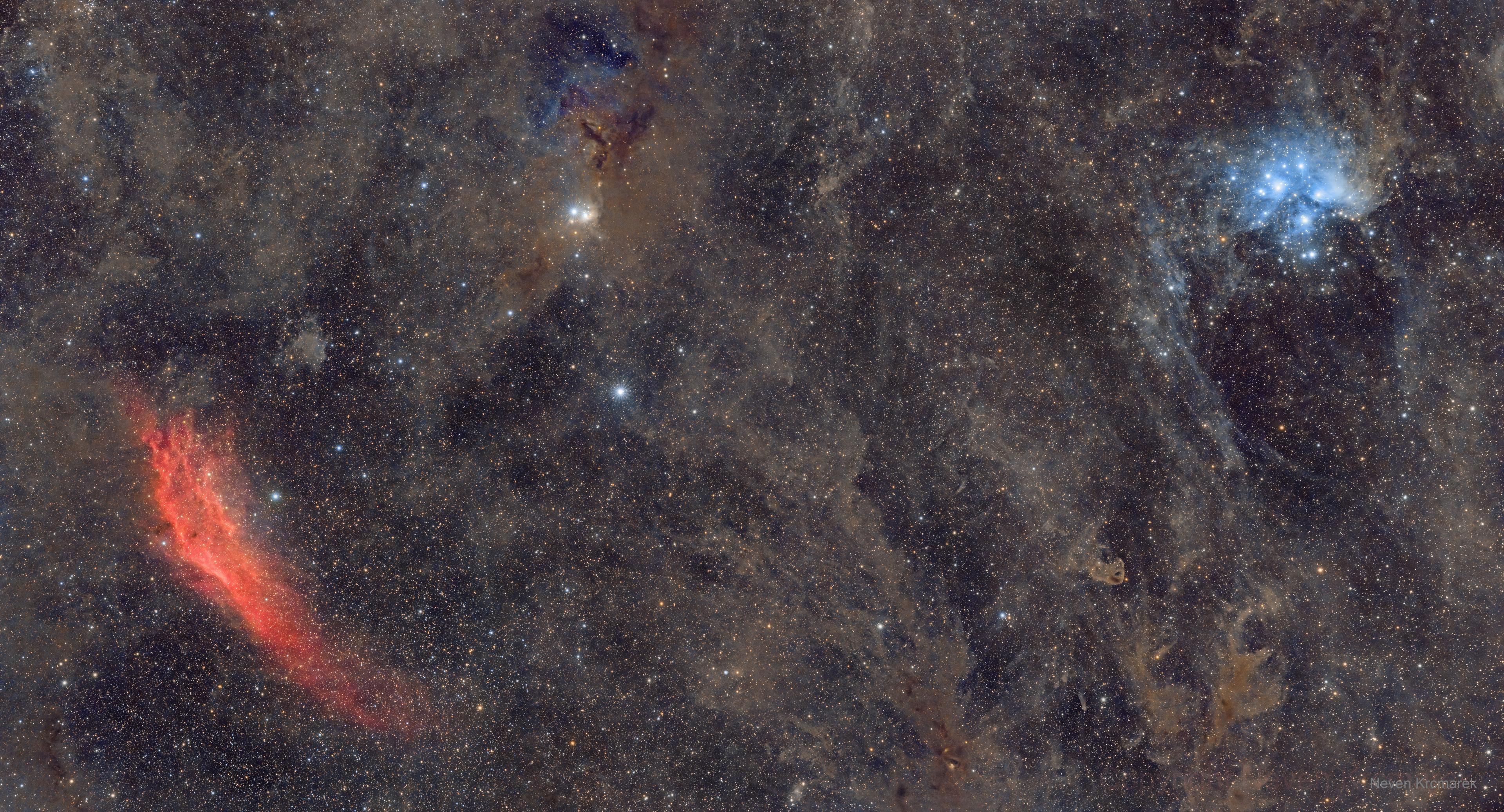 صورة تُظهر عنقود الثريّا النجمي بلونه الأزرق أعلى اليمين وسديم كاليفورنيا الأحمر أسفل اليسار، وبينهما الفضاء بأغبرته ونجومه وسدمه