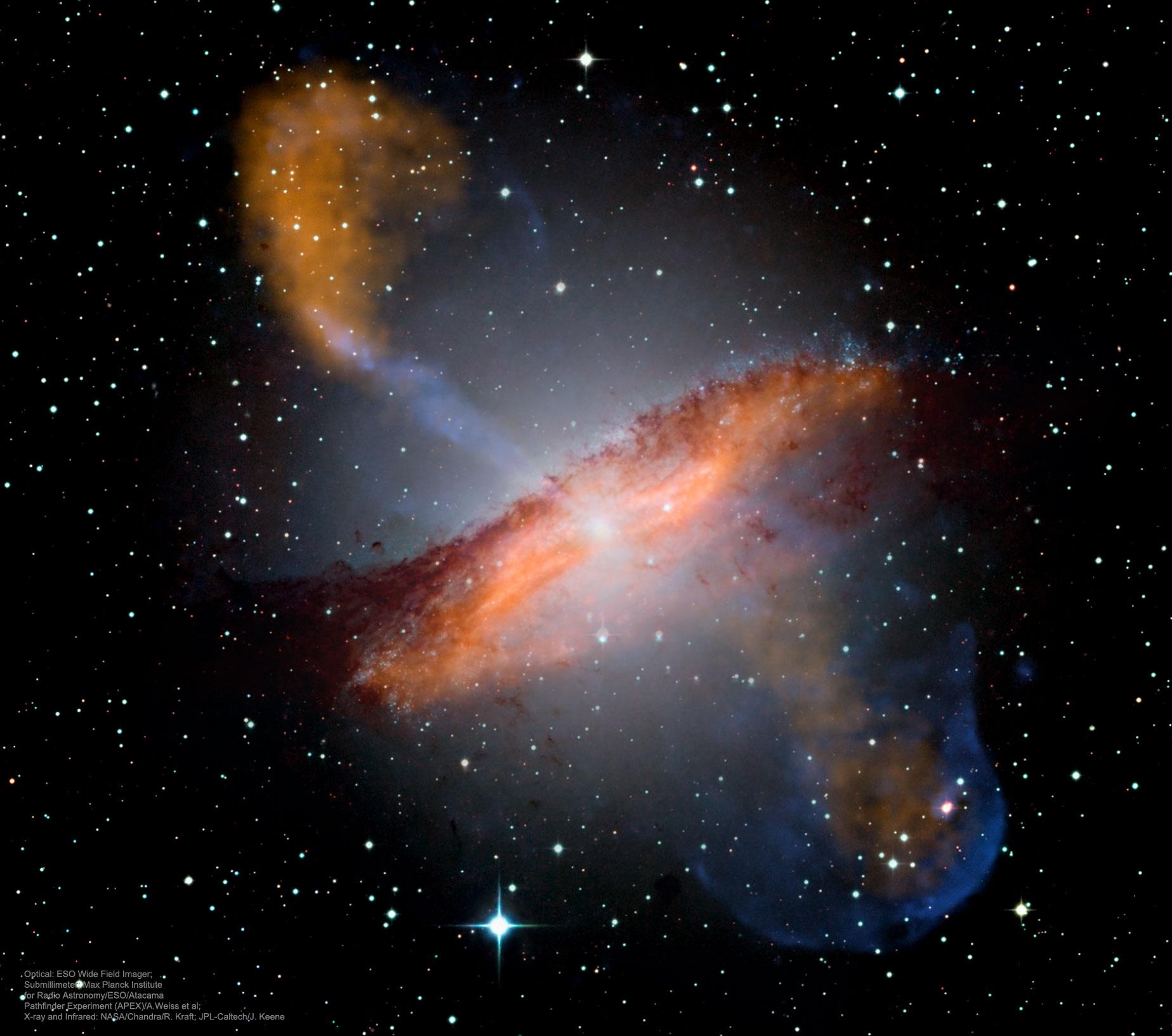 مجرّة غريبة الشكل تظهر بقرصها الكبير مائل قليلاً وقد رسمت عليه الخيوط الإنسيابية المغناطيسية بلونها الأبيض فوق عجدّة صور مستظهرة للمجرّة بألوانٍ بيضاء وبرتقالية وحمراء وزرقاء. تظهر غمامة من المواد وبشكل خاص خطّ من التدفّقات أو الغاز والغبار بشكل معامد يمرّ من قرص المجرّة الناتجة أساساً عن اندماج مجرّتين.