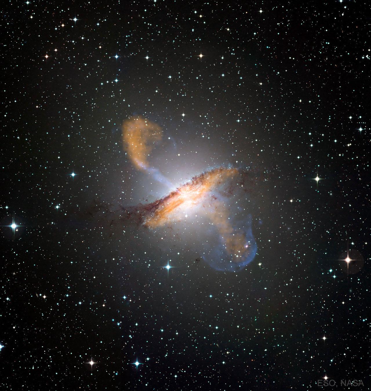 صورة لمجرة قنطورس أ الحلزونية تظهر فيها تدفّقات الپلازما المتدفقة التي يبلغ طولها أكثر من مليون سنة ضوئية. تمّ تِبيان ضوء الأشعة السينية في الصورة المركبة المميزة باللون الأزرق، بينما ضوء الموجات الصُغريّة/الميكرويّة (الميكروويڤ) ملوّن باللون البرتقالي.