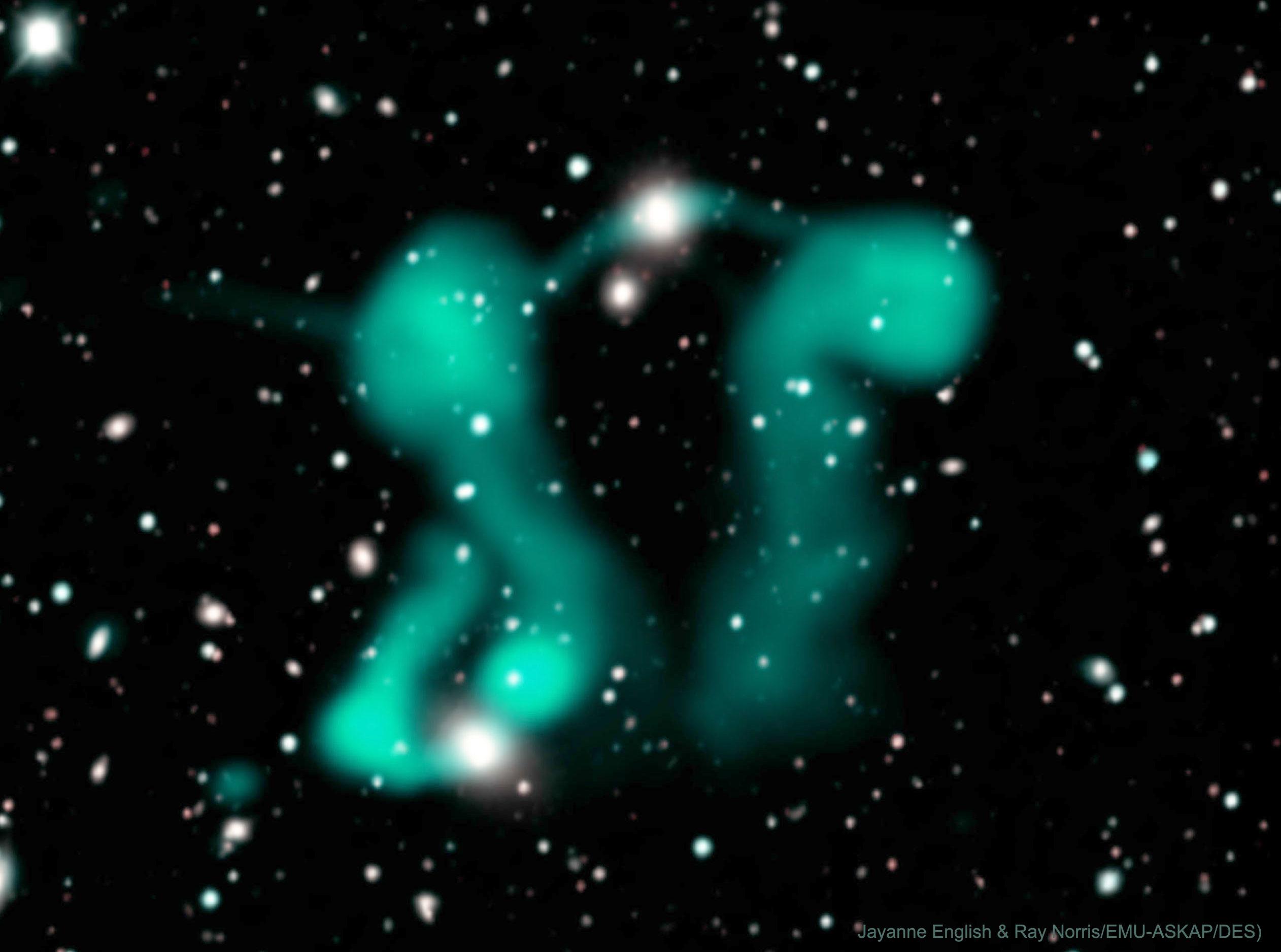 تُظهر الصورة التدفّقات الراديوية المنبعثة من مجرّات بعيدة نشطة. تتكون التدفّقات من الكترونات وتبدو كأشباح راقصة.