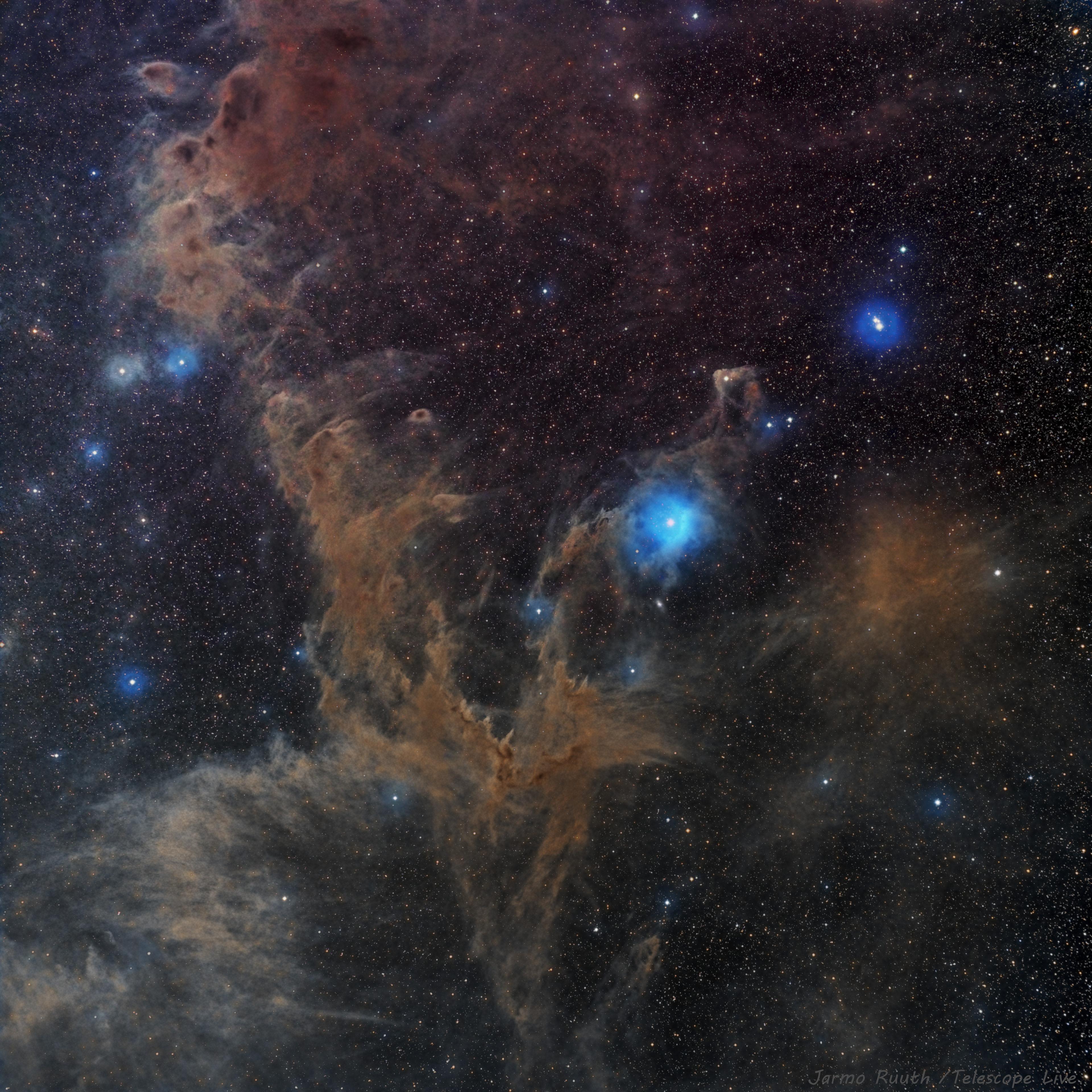 صورة بتعريض طويل تظهر يظهر فيها الغبار البينجمي مشكّلاً عدداً من السدم إضافة إلى العديد من النجوم متفاوتة الحجم