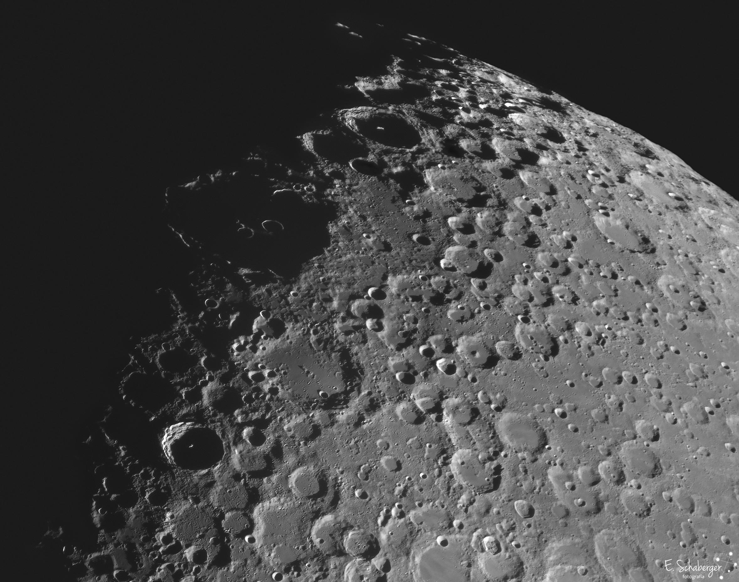 صورة مقرّبة لسطح القمر تظهر فوّهات عديدة منها تيخو بقمّتها التي تتوسطها وكلاڤيوس بفوّهتين صغيرتين داخلها