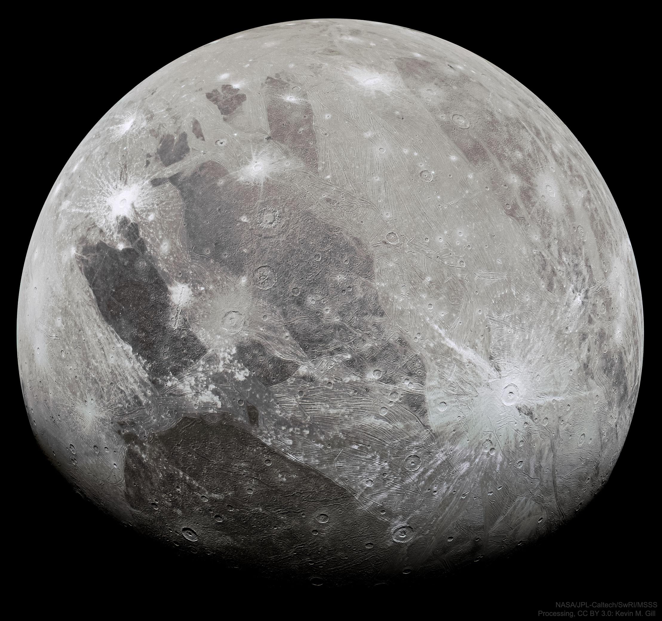 صورة تظهر گانيميد، قمر كوكب المشتري، أثناء عبور قريب لمسبار جونو التابع لناسا.
