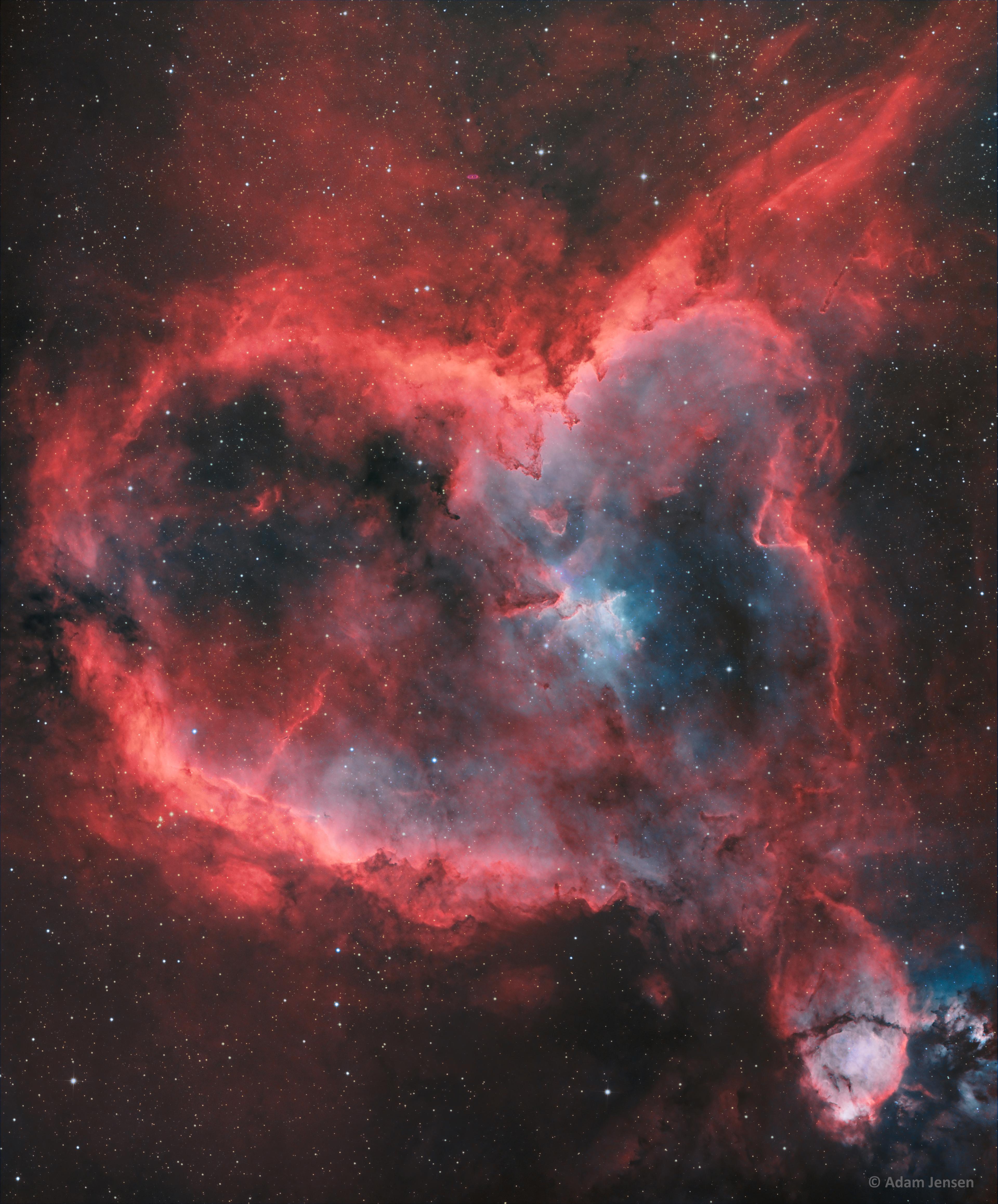 سديم يشبه القلب يظهر كشغاف أحمر وفي داخله تجويف فارغ تقريباً. تتناثر النجوم على امتداد الصورة