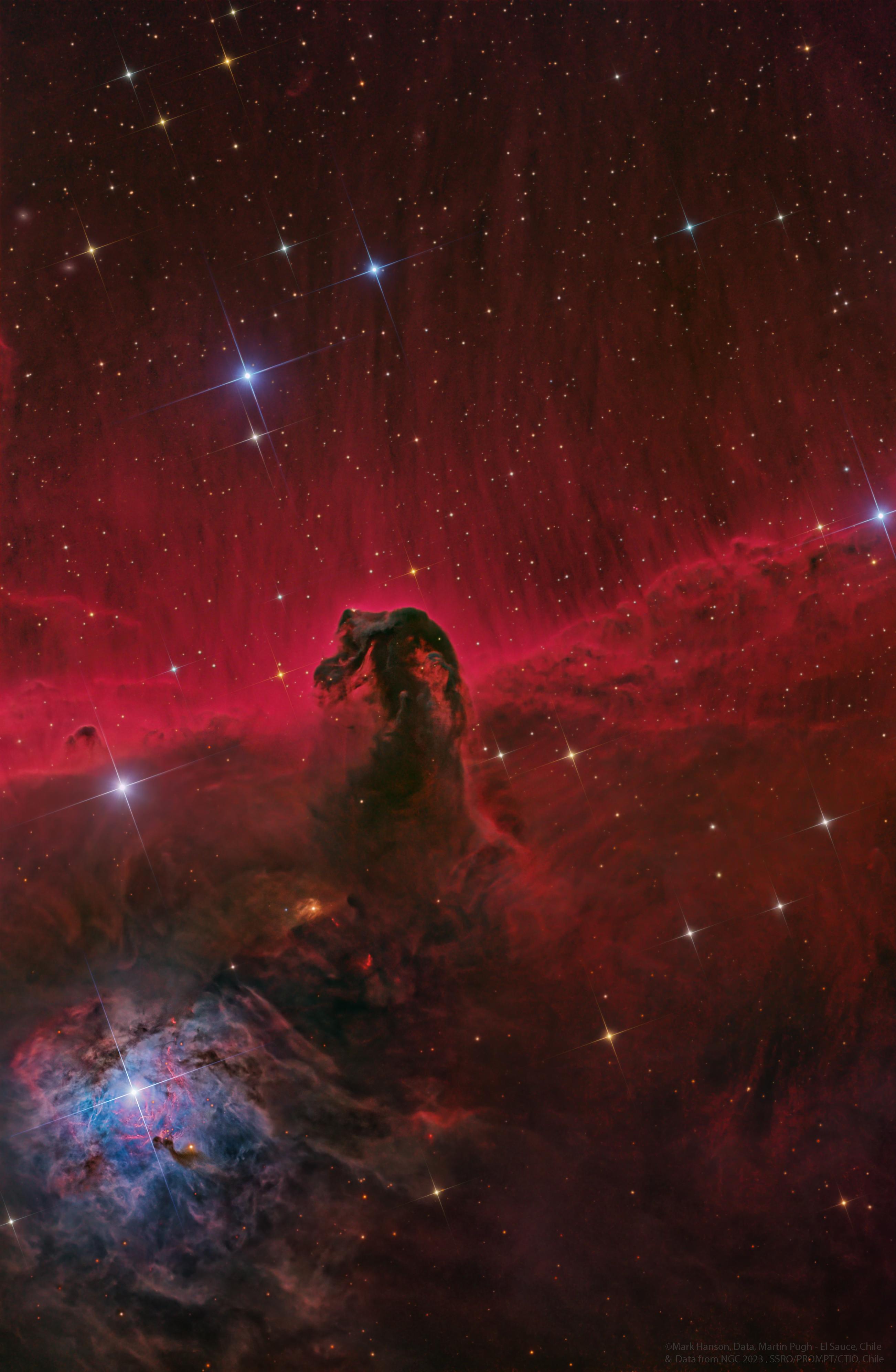 سديم داكن يشبه رأس حصانٍ قبالة خلفيّة متوهّجة بالأحمر. تظهر النجوم عبر الصورة.