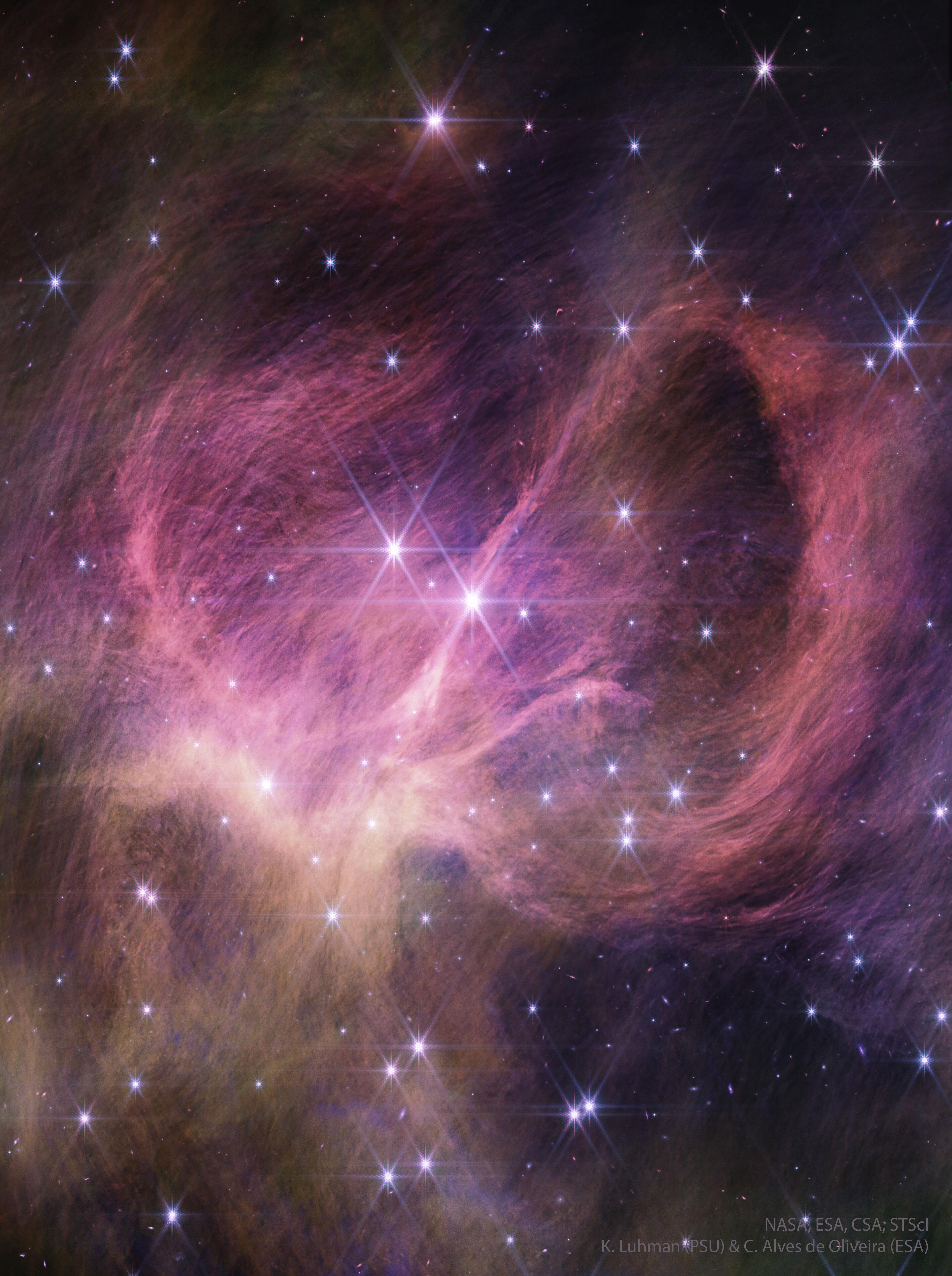 عنقودٌ من النجوم بجانب غبار وغازٍ سديميٍّ مُحيط. إنّ رياح الغُبار -التي تُعرض بالضوء تحت الأحمر بلونٍ زهريّ- حول المركز السديميّ ونفسها تبدو مكوّنةً من العديد من الخيوط الأرفع.