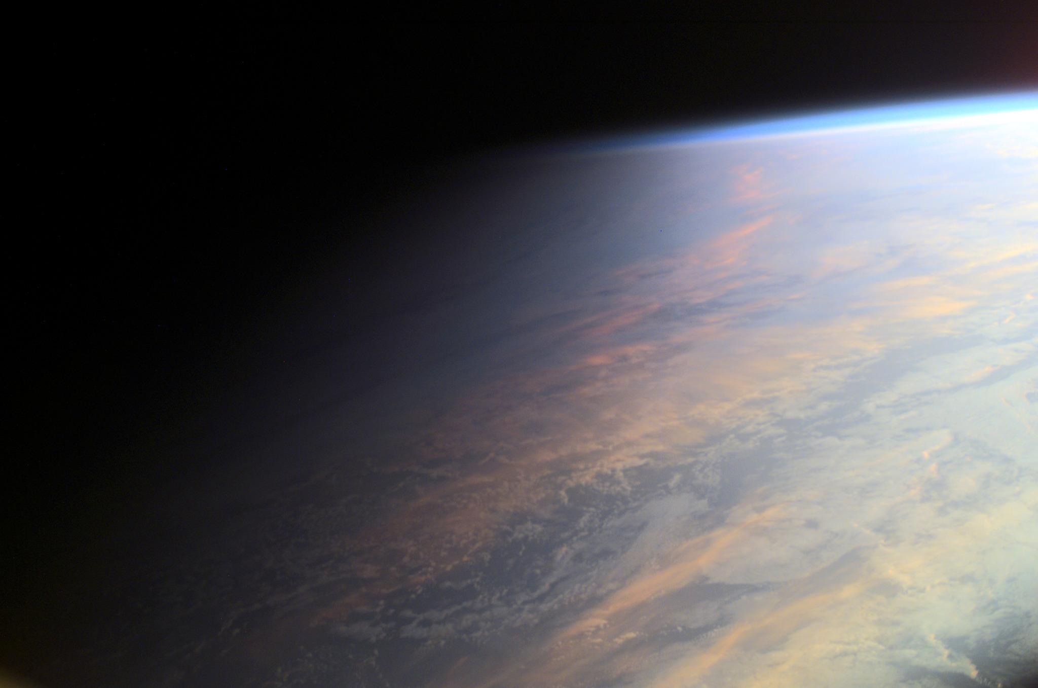 مقطع من الكرة الأرضيّة يُظهر الإنتقال التدريجي بين النهار يميناً والليل