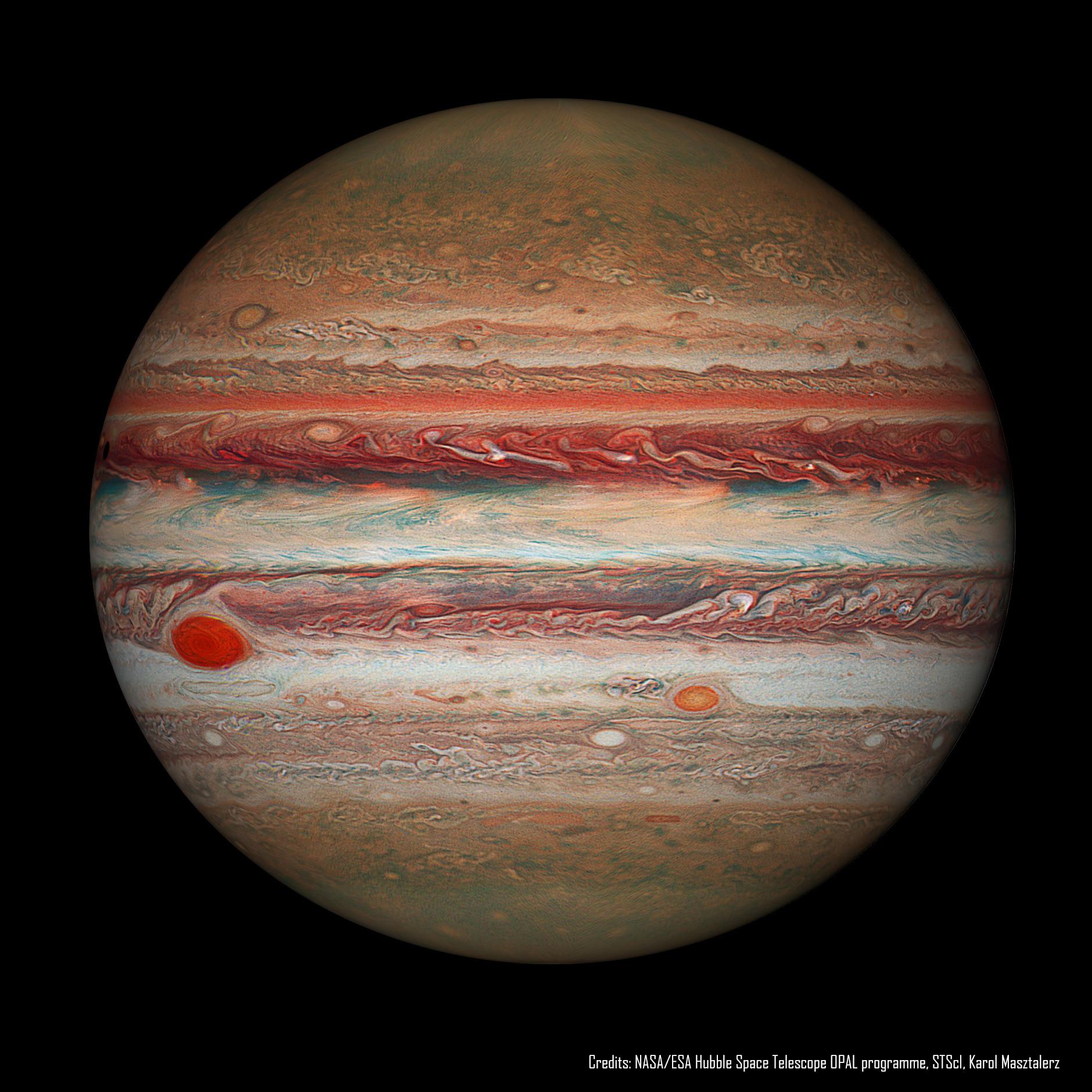 صورة تلسكوبية لكوكب المشتري كاملاً حيث تظهر البقعة الحمراء واضحة وتظهر الخطوط والأنماط على سطحه بشكل مفصّل. عولجت الصورة بطريقة تجعل درجات اللون الأحمر تبدو نابضةً بالحياة.