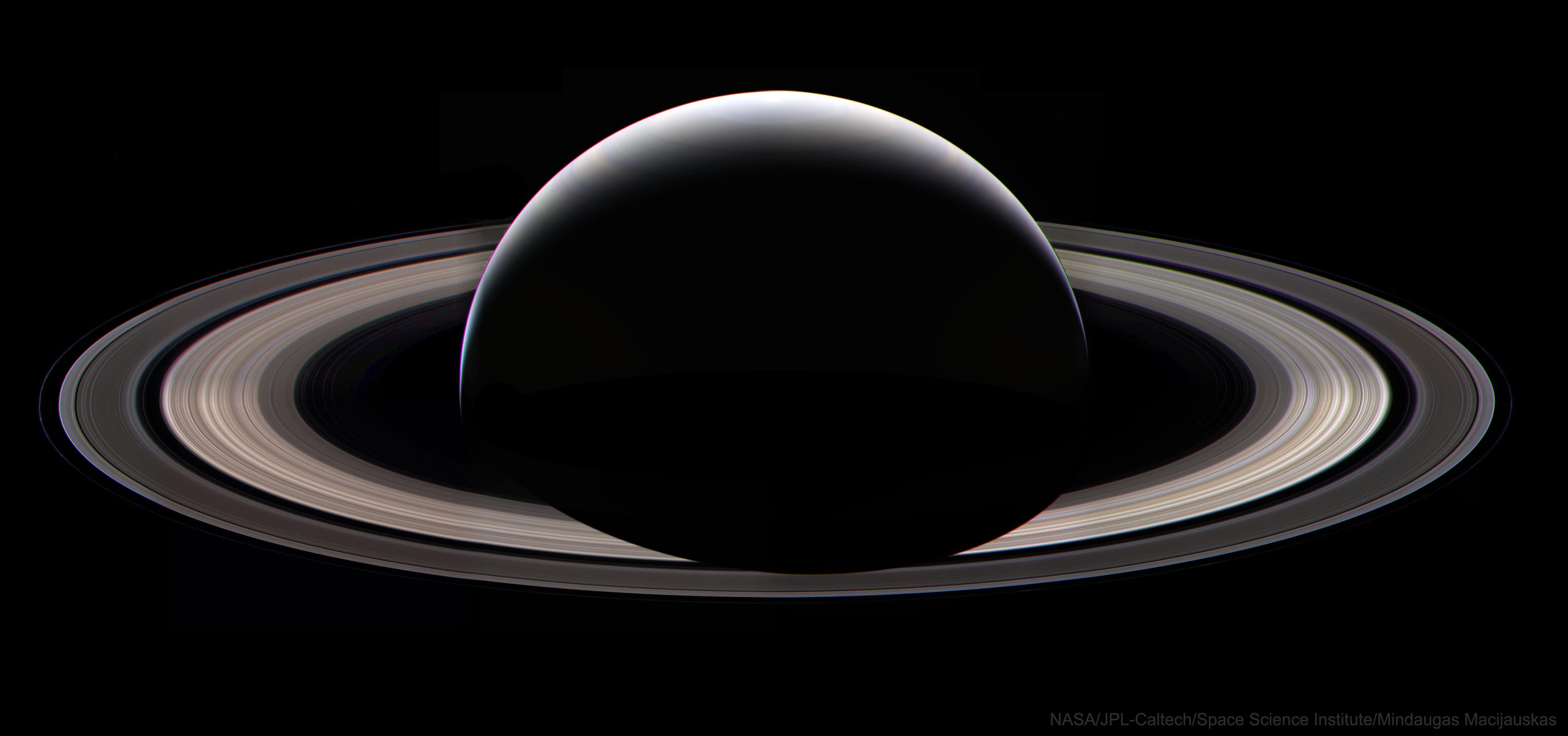 صورة للجانب الليلي لكوكب زُحل وحلقاته يظهر فيها كهلال رشيق التقطتها مركبة "كاسيني".