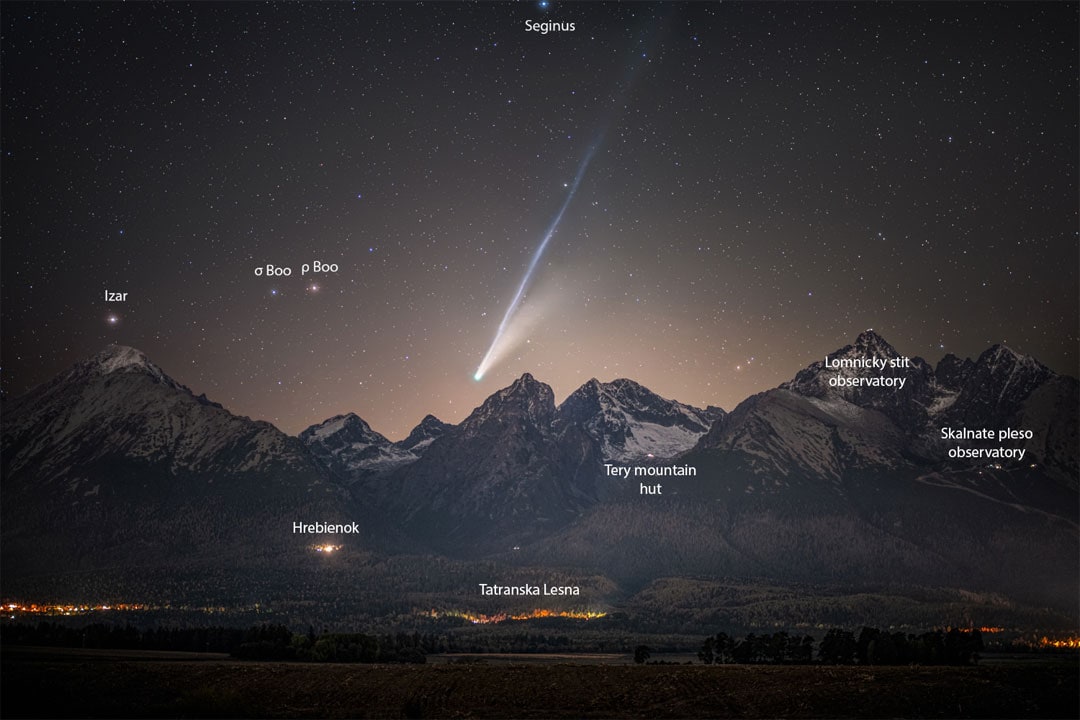 نسخة توضحيّة ببعض العناوين التي توضّح أماكن مرصدين وكوخ وبضعة أنجم وبعض الأماكن الحضريّة