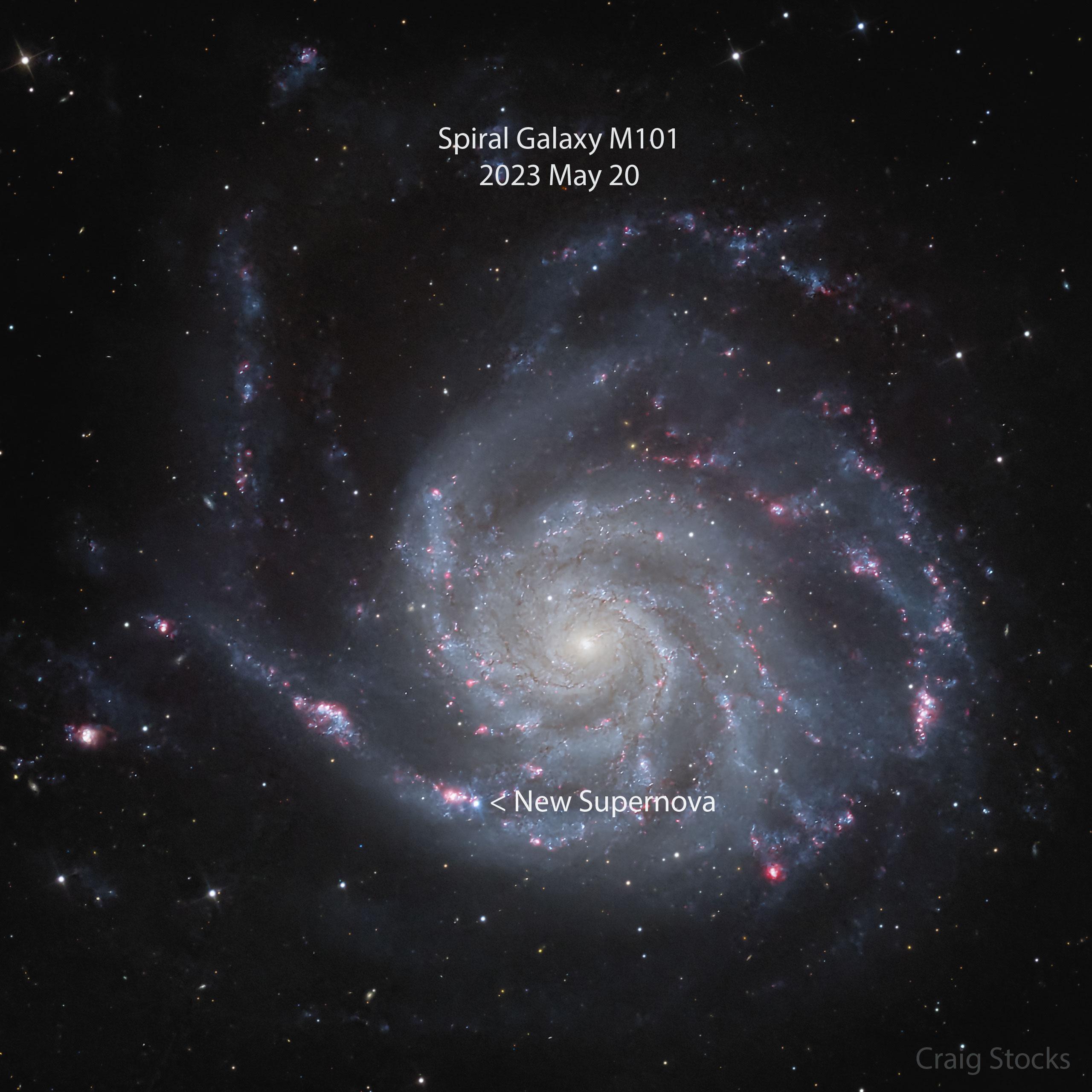 مجرّة حلزونيّة مترامية الأطراف ببقعةٍ ساطعة جديدة مرئيّة قرب اسفل الصورة. هذه البقعة هي مُستعر أعظم حديث الإكتشاف.