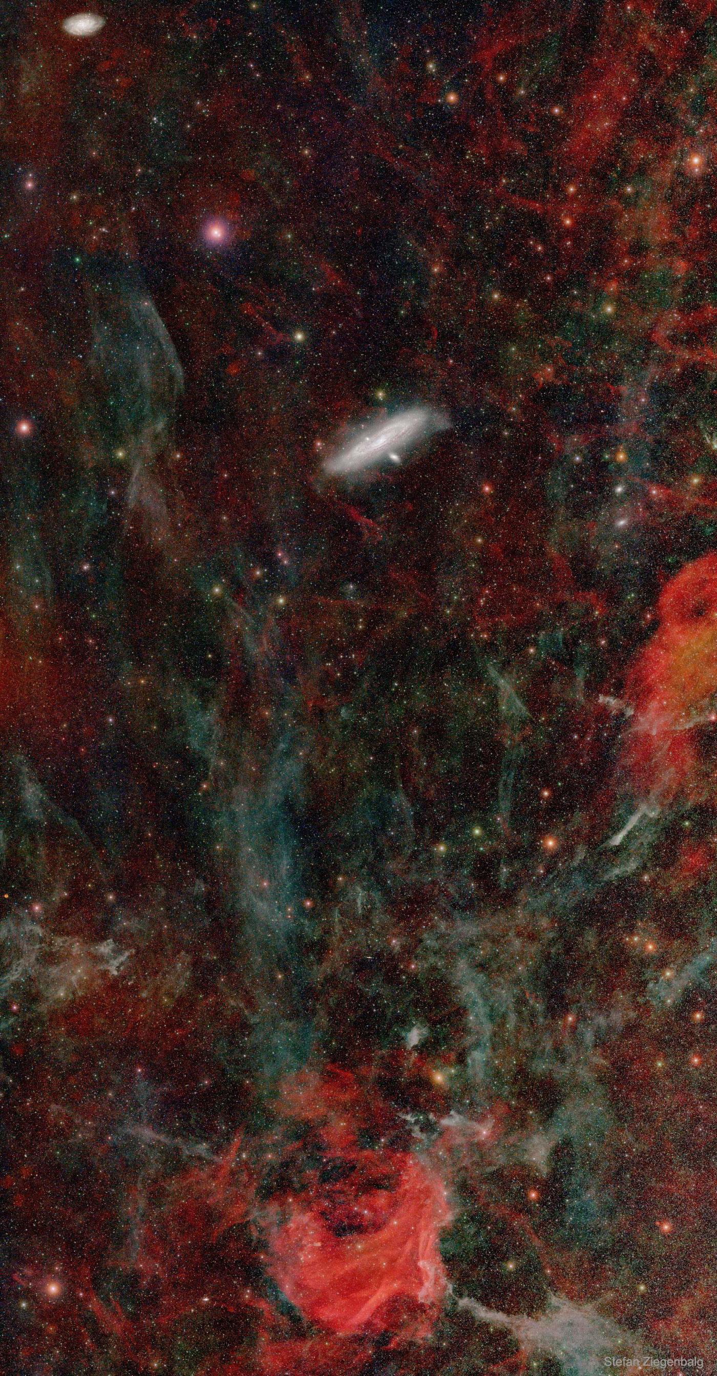 صورة ذات مجال واسع عميق تظهر المنطقة المحيطة بمجرّة المرأة المسلسلة م31 ويظهر فيها عدد من الأجرام الأخرى من سدم ومجرات ونجوم.