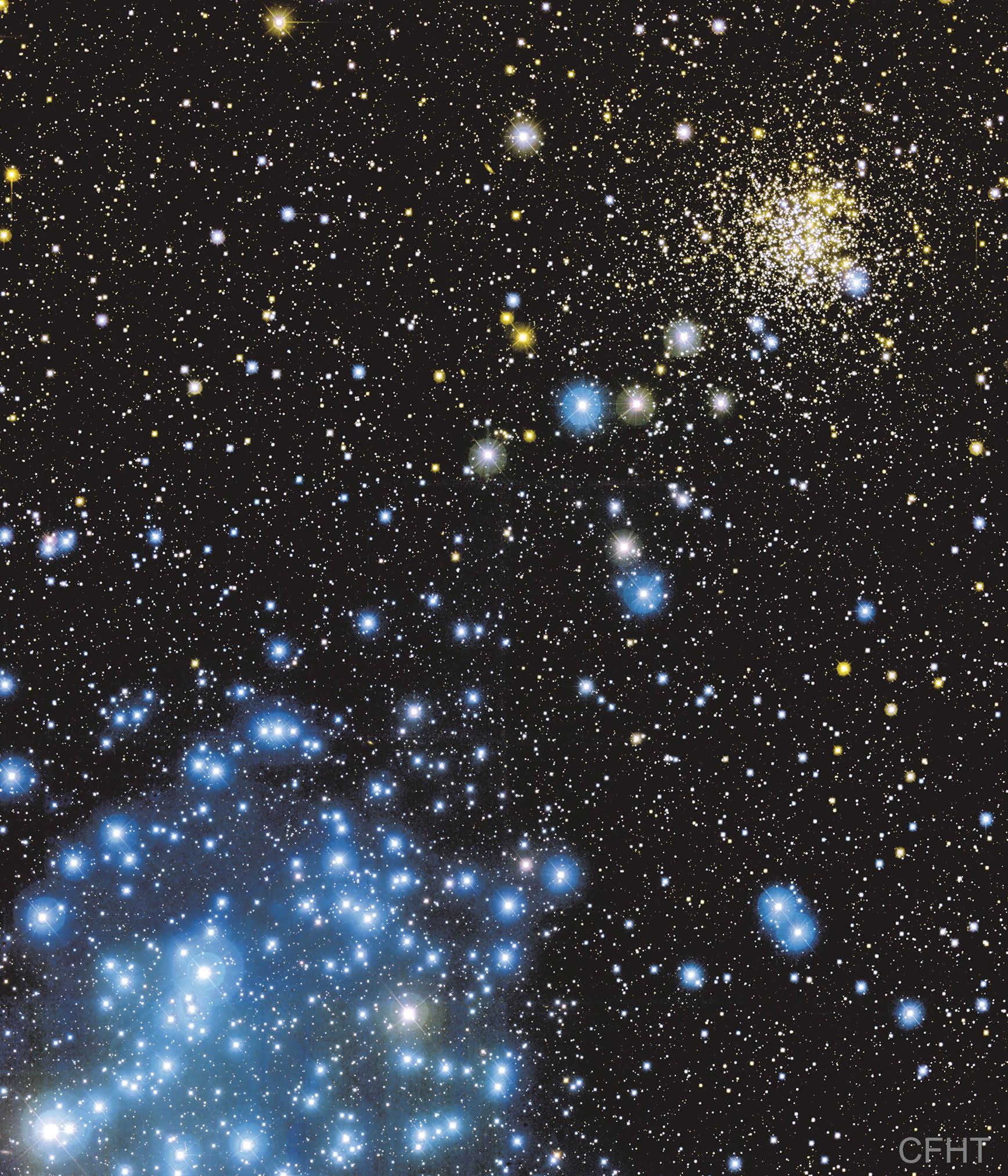 فضاء عميق مرصّع بالنجوم يظهر فيه عنقودان نجميّان أصغرهما منظوريّاً في أعلى يمين الصورة نجومه صفراء متراصّة، والآخر الذي يبدو أكبر في أسفل يسار الصورة نجومهُ زرقاءٌ متناثرة.