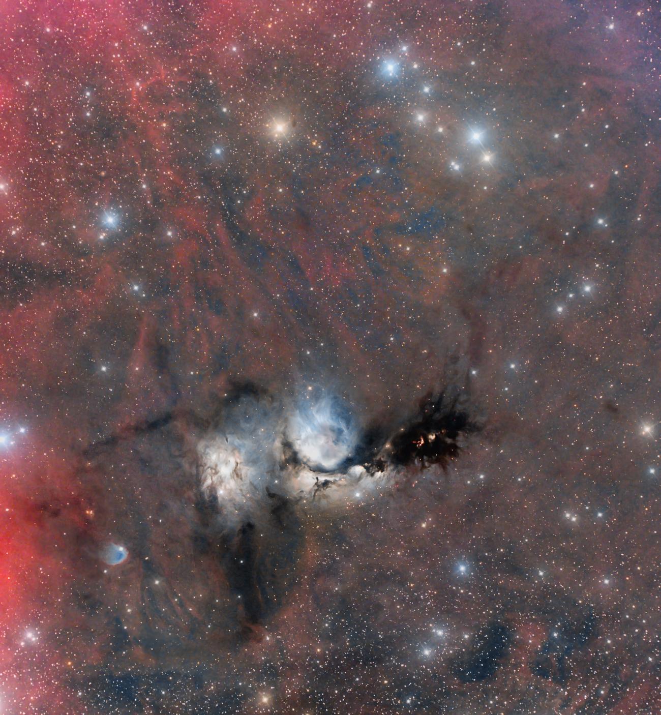 صورة واسعة المجال غنية بالألوان لسديم م78 المزرقّ وعلى يساره تماماً سديم إن‌جي‌سي 2071. تظهر كذلك انبعاثات أجسام هيربگ-هارو والتدفّقات المنبثقة عن النجوم المتشكلة اللتان تقطعان ظلام ممرات الغبار المظلمة، كما يظهر انتشار التوهج المحمر الخافت لغاز الهيدروجين الذري.