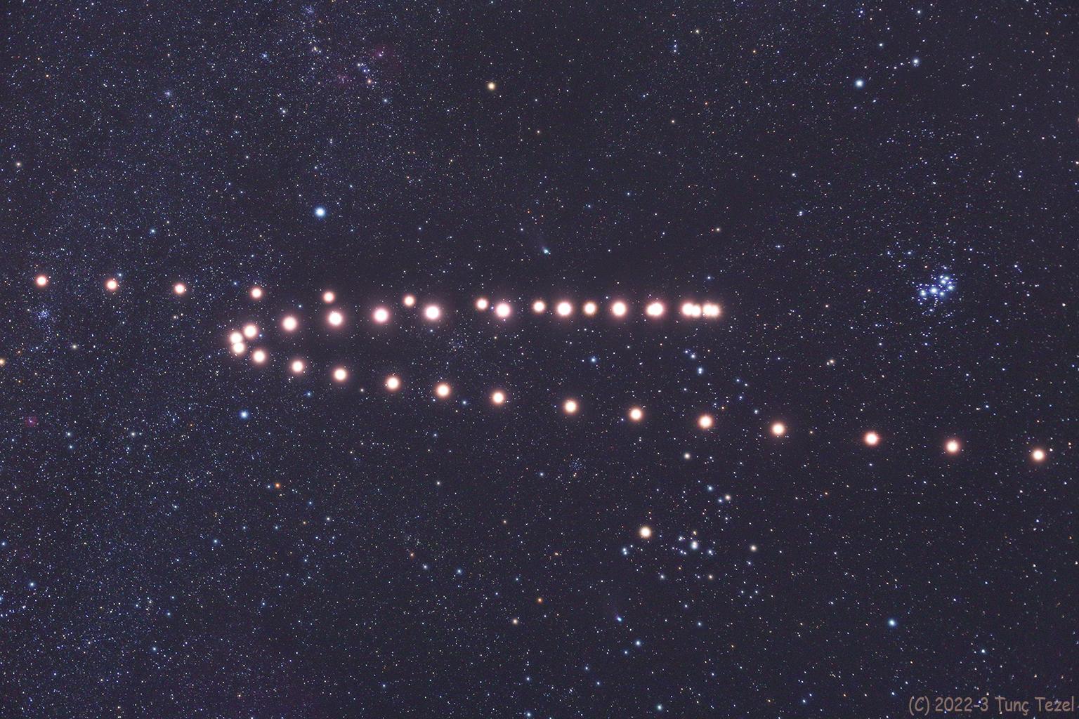 رقعة من السماء تظهر حركة المرّيخ الذي يظهر كتتابع من النقاط راسماً حرف Z