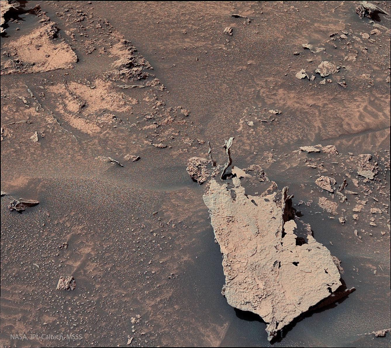 رقعة من أرض المريخ عليها صخور بعضها مستدق شاقولي يشبه الأصابع
