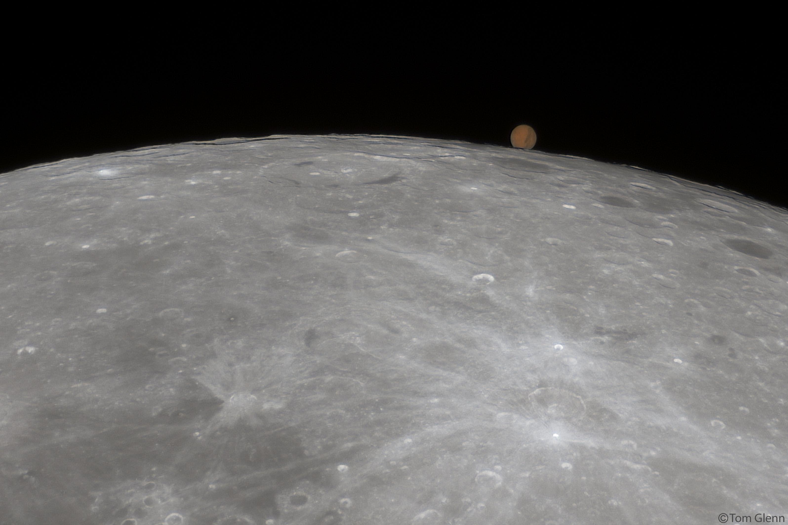 صورةٌ تُظهِر المرّيخ وهو بالكاد يعلو القمر عند فوّهة "آبِل" وذلك قرب احتجابه.