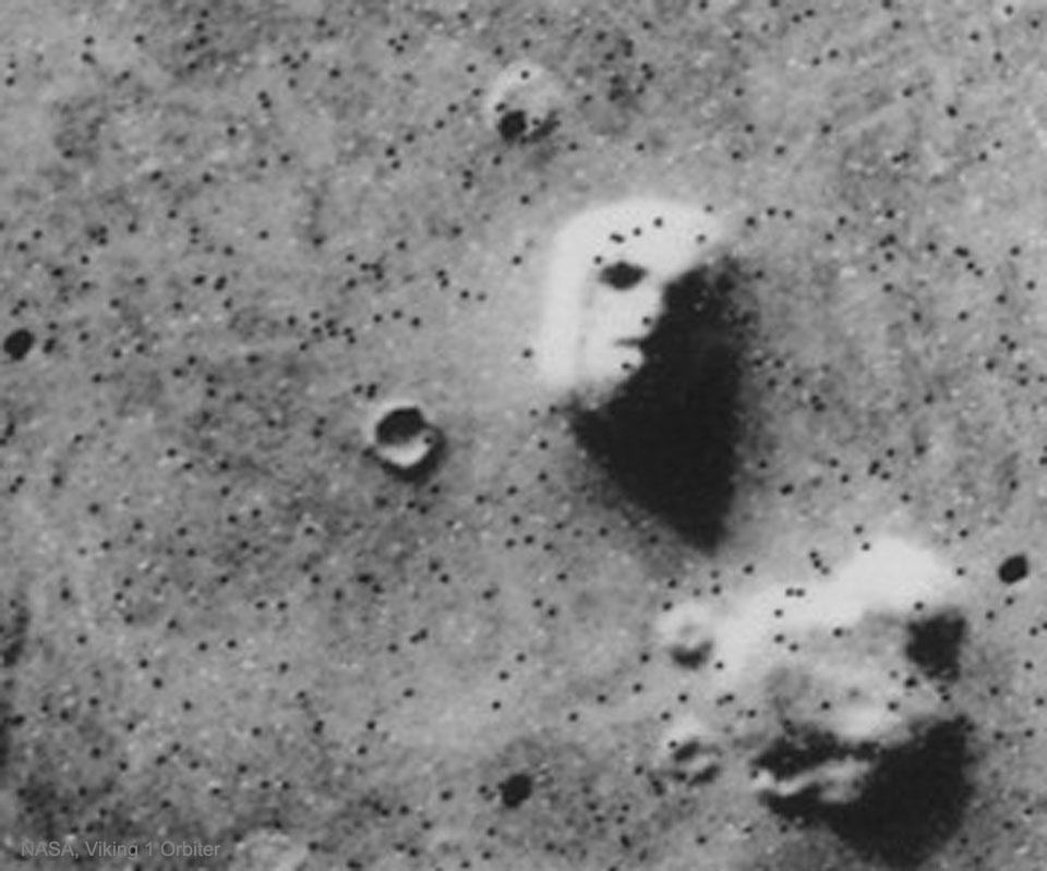 تشكيلٌ لصخور على كوكب المريخ تشبه شكل وجه انسان، وتسمى بالوجه على المريخ.