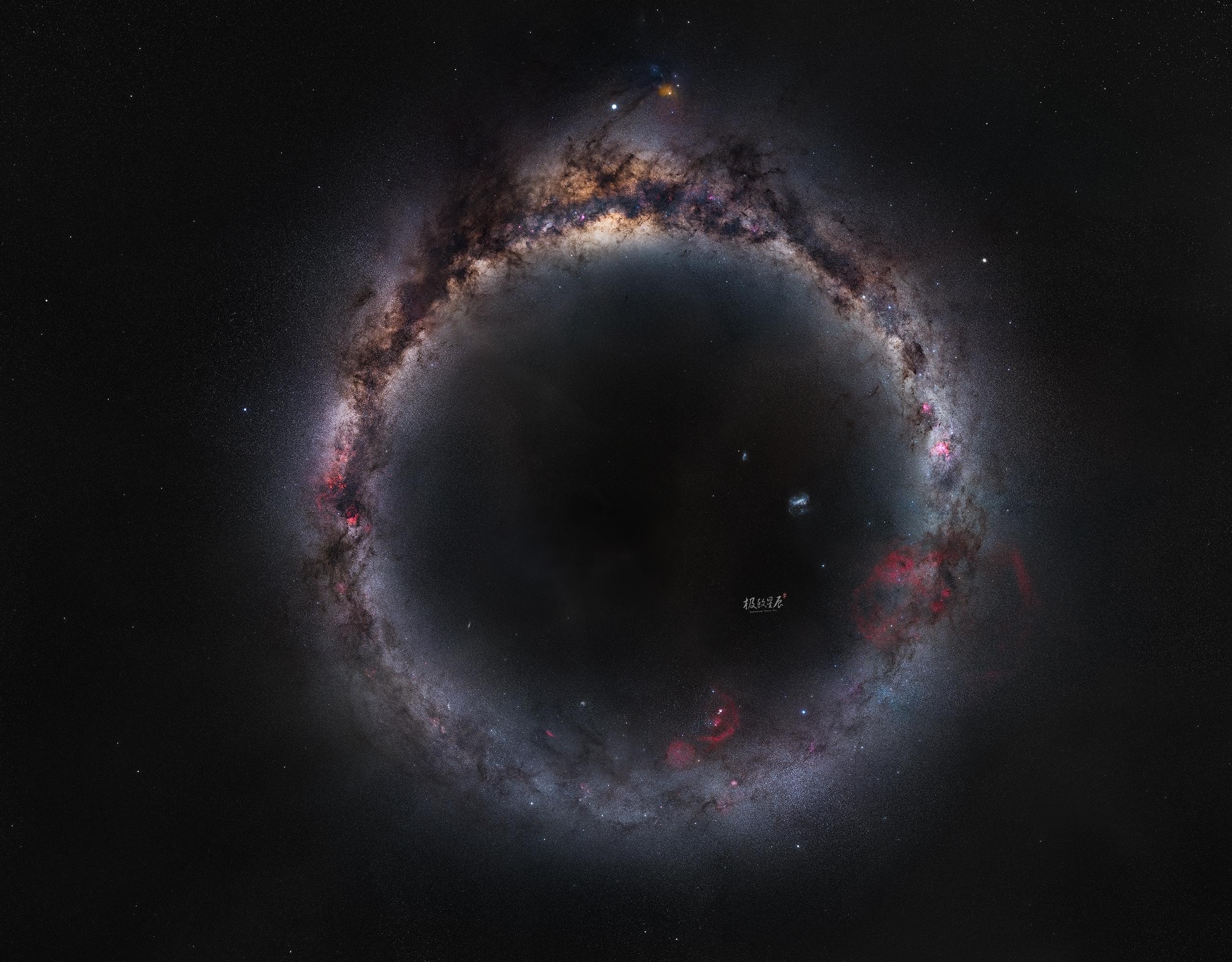 مسقط بانورامي يغطي كامل مجرة درب التبانة المرئي من الأرض بنصفيها، حيث يظهر بشكل حلقة تشبه الخاتم وفي أعلاها انتفاخ مركز المجرة كالجوهرة عليه ومن فوقه المشتري الساطع وقلب العقرب الأحمر العملاق. في الجهة المقابلة أسفل الصورة تقريباً تظهر سحابتا ماجلان.