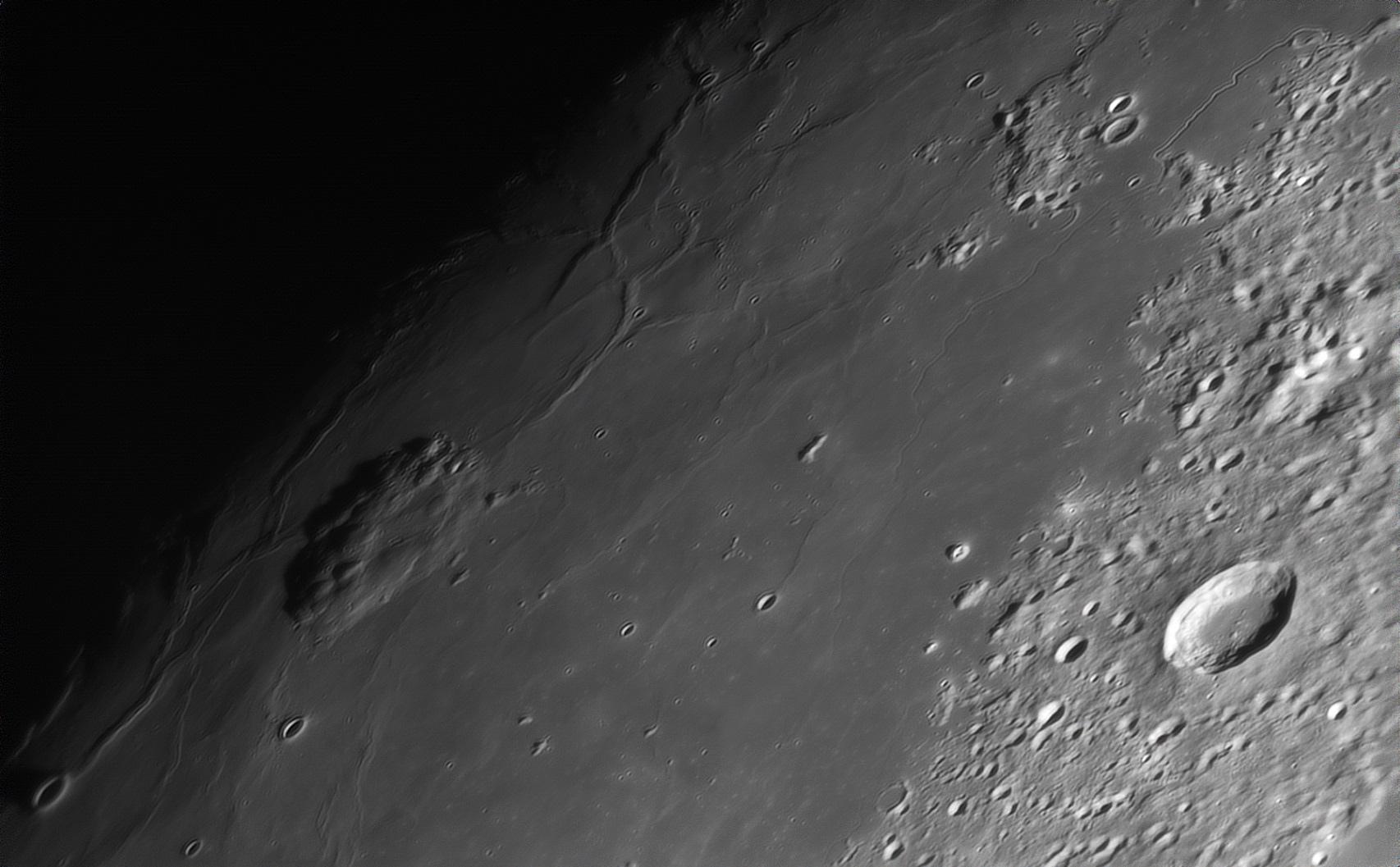 جبل رومكر، مجمّع قباب بركانية بعرض 70 كيلومتر، يرتفع حوالي 1100 متر فوق البحر القمري الأملس الشاسع المعروف بإسم "محيط العواصف". يمر فاصل القمر -خطّ الظل الفاصل بين الليل والنهار- بشكل قطري عبر الجانب الأيسر في هذه الصورة المقربة المأخوذة عبر التلسكوب لقمر أحدب متزايد.