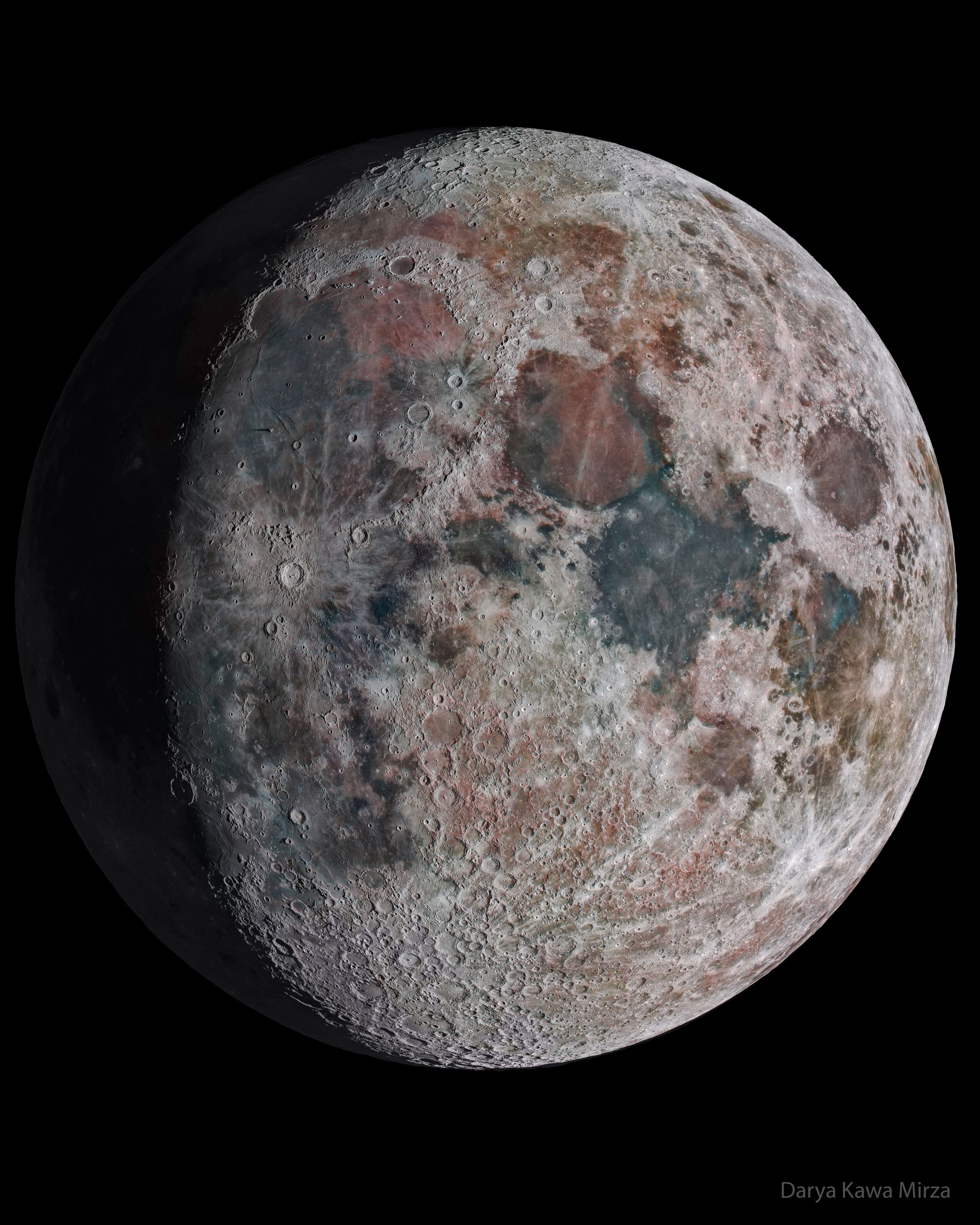 صورةٌ لقمر الأرض لكن مع مبالغةٍ في التفاصيل والألوان.