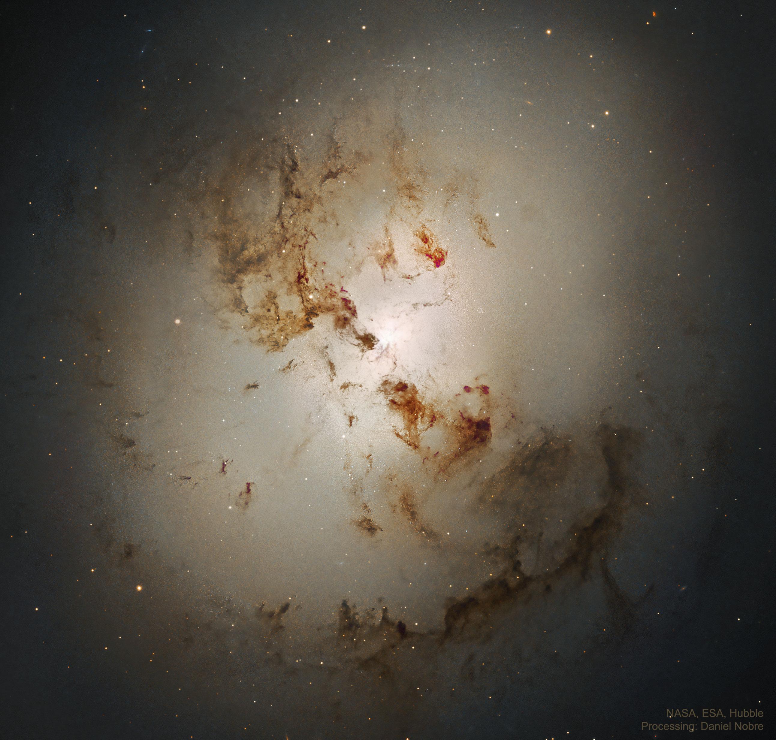 صورة للمجرة الحلزونية إن‌جي‌سي 1316 تُظهر نواةً صفراء وحولها خليطٌ من النجوم والغبار والغاز يظهر بشكل شبه حلزوني حول النواة المغبرة. تظهر في الصورة كذلك عقد وممرات غبار داكنة بارزة.