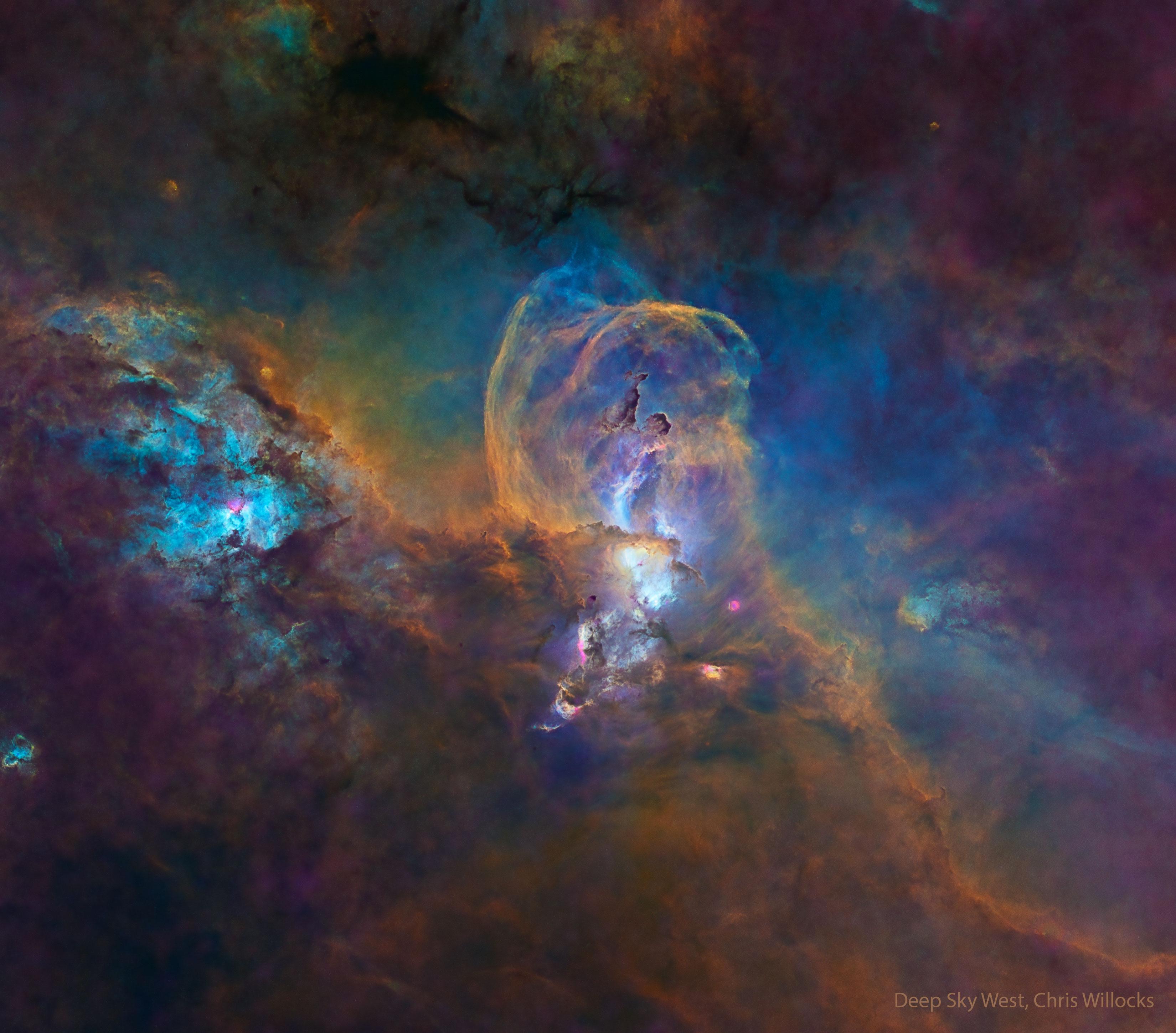 منطقة التشكّل النجمي إن‌جي‌سي 3576 بعدّة ألوان زائفة. هناك بنية غبار مركزيّة قد تبدو مشابهة لتمثال الحرّية.