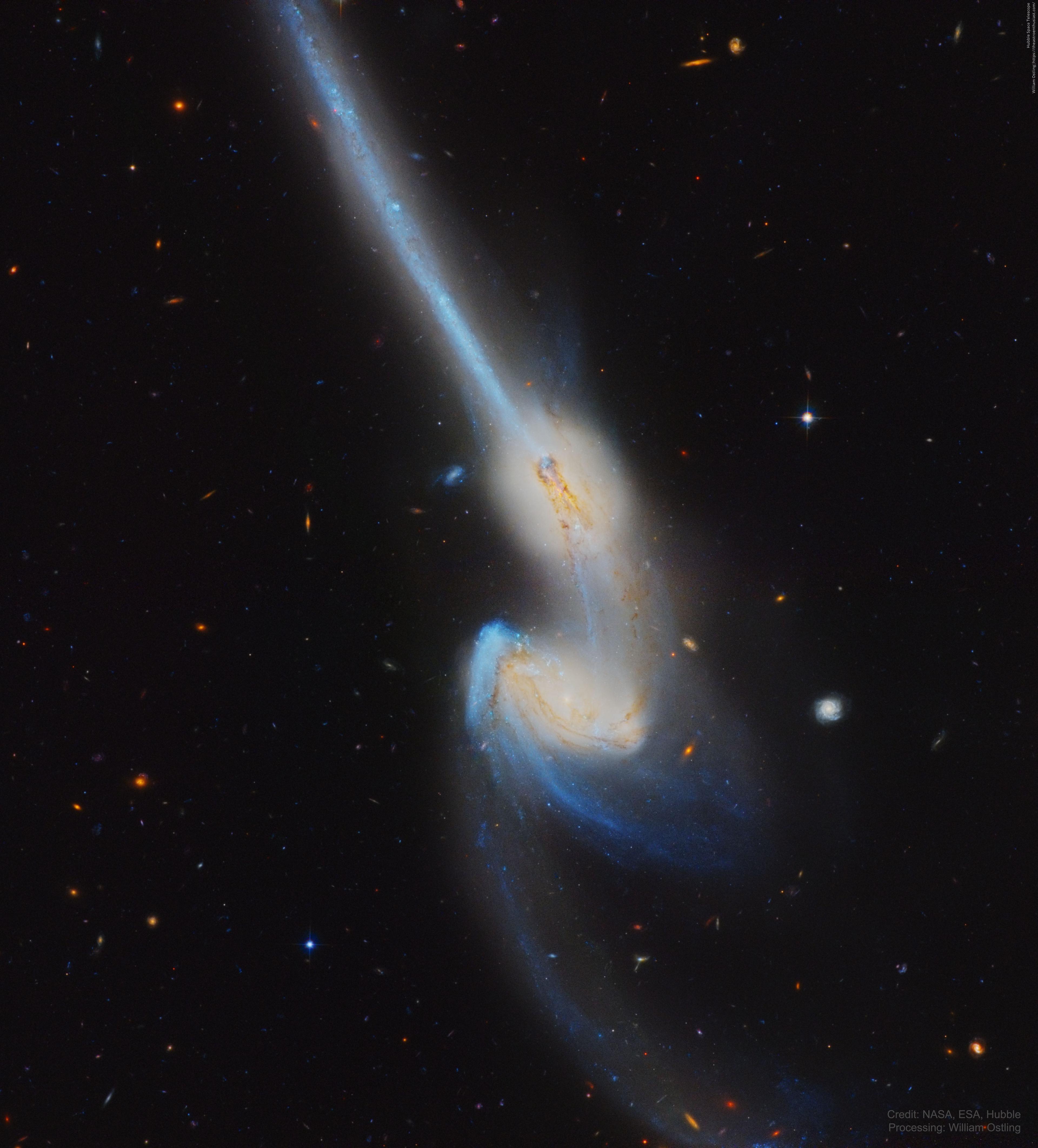 صورة ملتقطة بتلسكوب هَبل لتصادم مجرّتي إن‌جي‌سي 4676 المعروفتان باسم "الفأرتان" بسبب طول ذيليهما النجمي. 