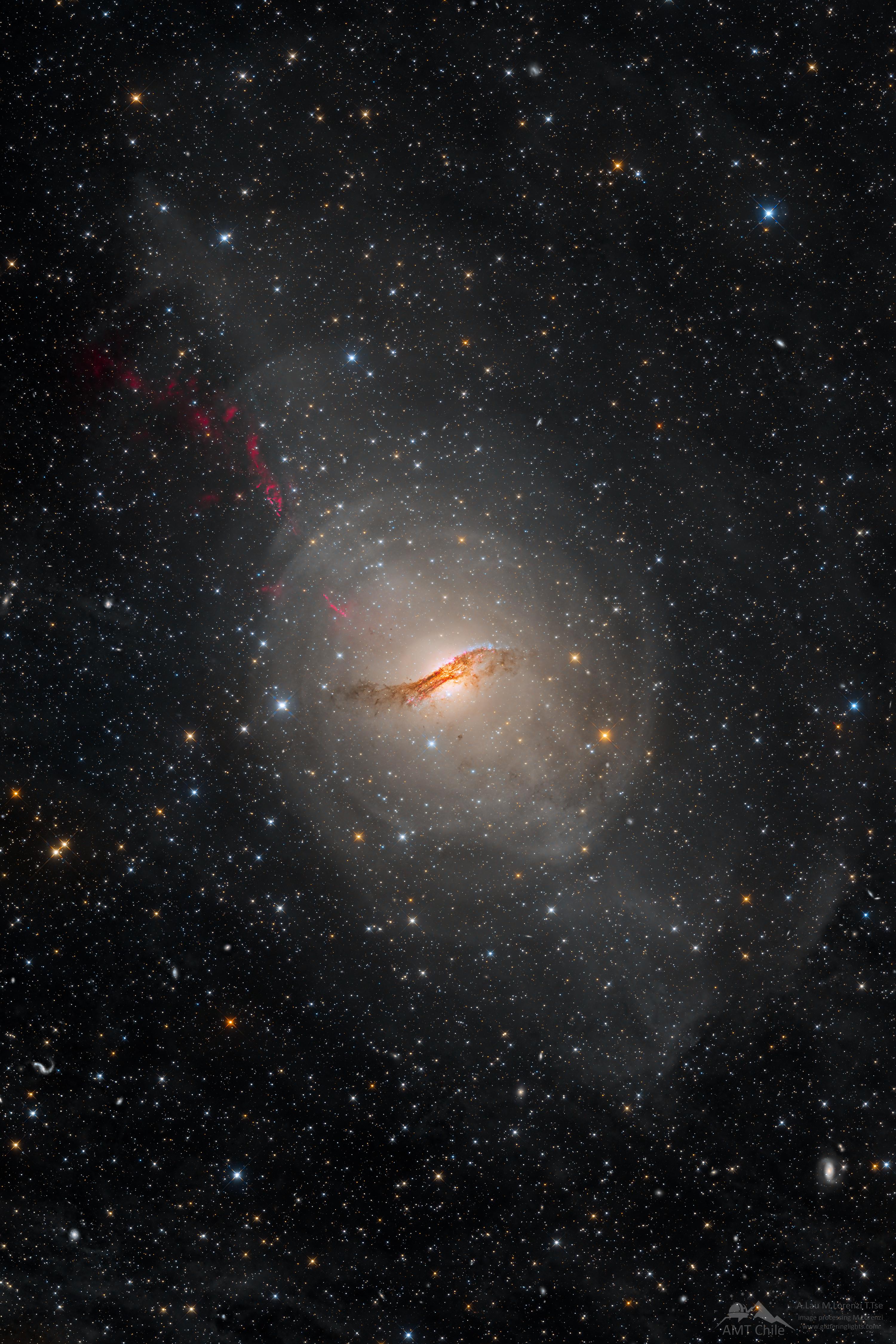 صورة طويلة المدّة للمجرّة غير الاعتياديّة "قنطورس أ". تبدو المجرّة كشكل بيضوي مضيء مع مسار غبارٍ مُعتم مُعقّد يجري عبر مركزها. يحيط حقل نجومٍ بالمجرّة.