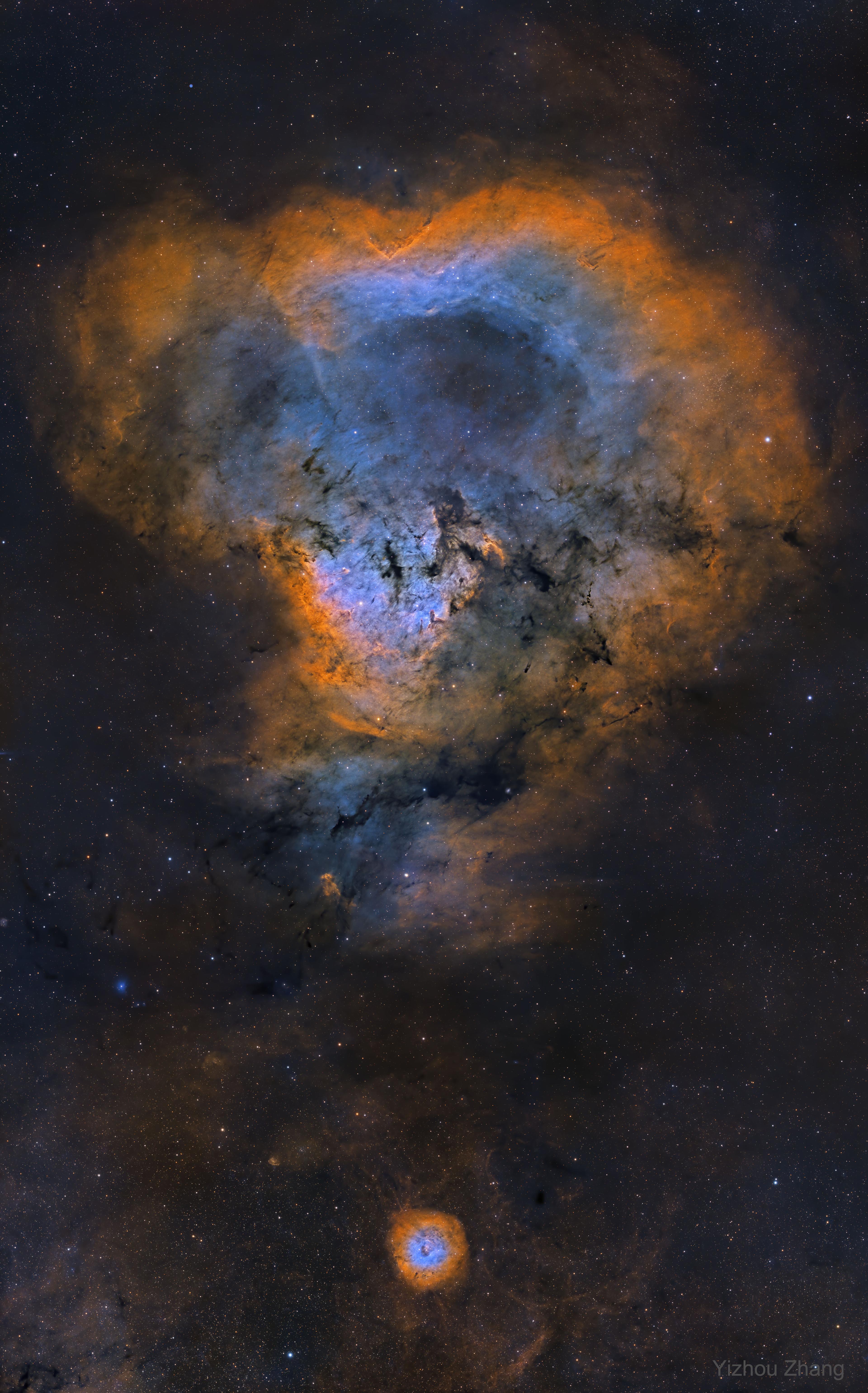 سديم إن‌جي‌سي 7822 المعروف بسديم علامة الاستفهام الكونيّة بسبب شكله الذي يشبهها. أنشئت الصورة وفق لوح ألوان هَبل بالأزرق والأخضر والأحمر.