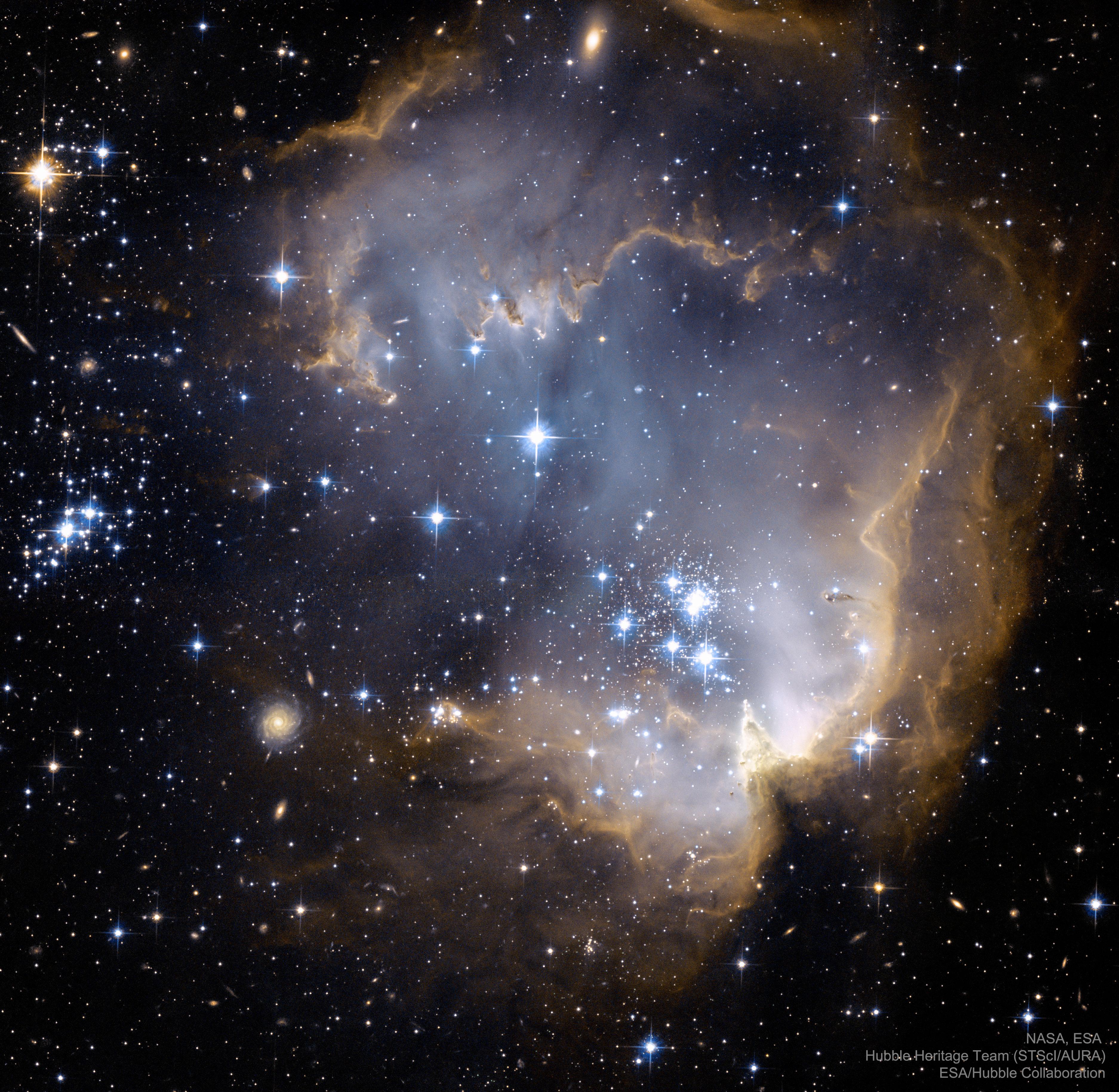 صورة للفضاء العميق تظهر جزءاً من سحابة سديميّة في داخلها نجوم حيث تبدو كأنها محارة وفيها لآلئ. تظهر في الصورة العديد من النجوم متفاوتة الحجم إضافة إلى عدد من المجرّات البعيدة في الخلفيّة.