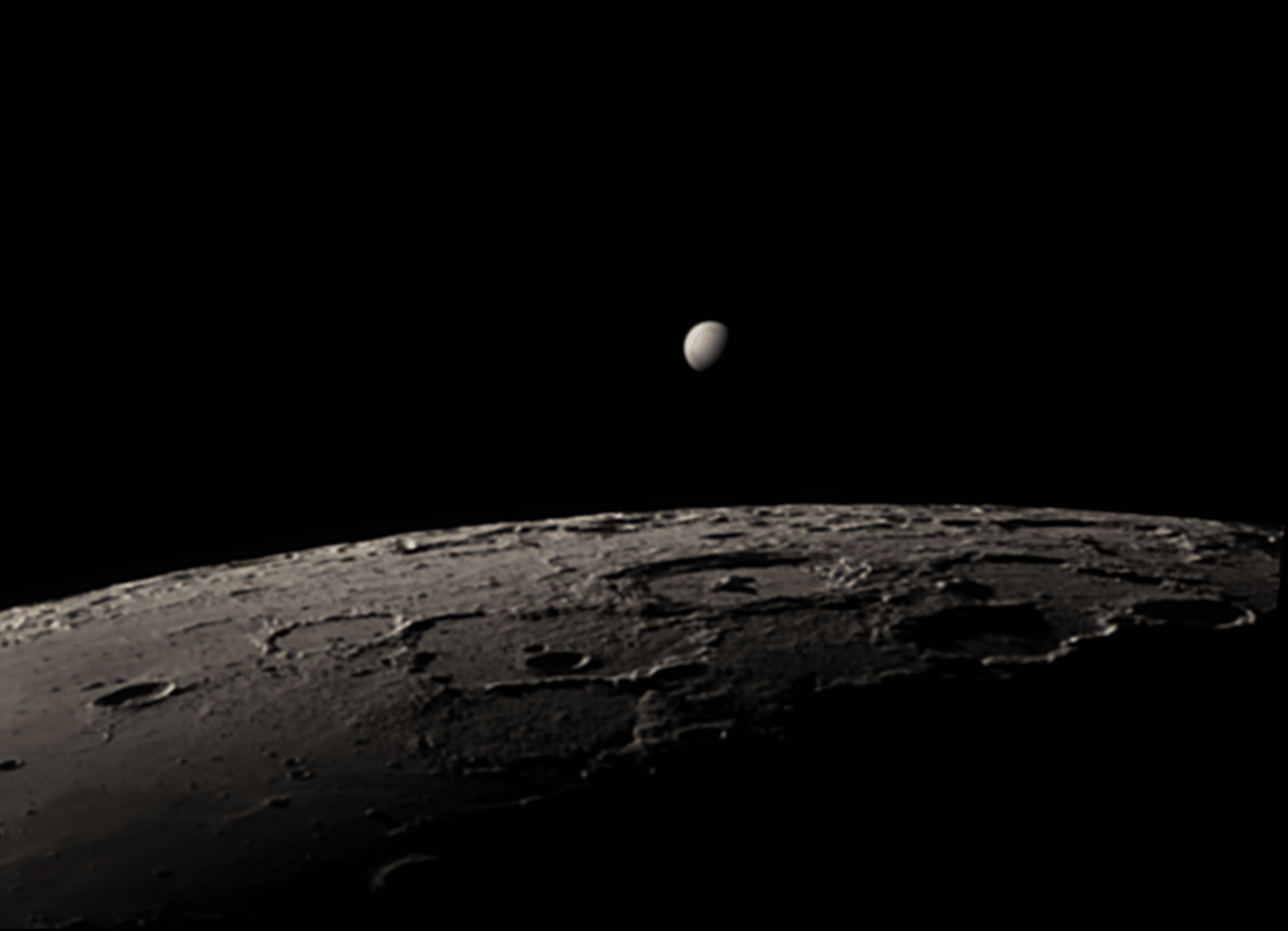 صورة متحركة تظهر قرص الزهرة يقترب ثم يحتجب خلف جزء من القرص القمري المليء بالتضاريس
