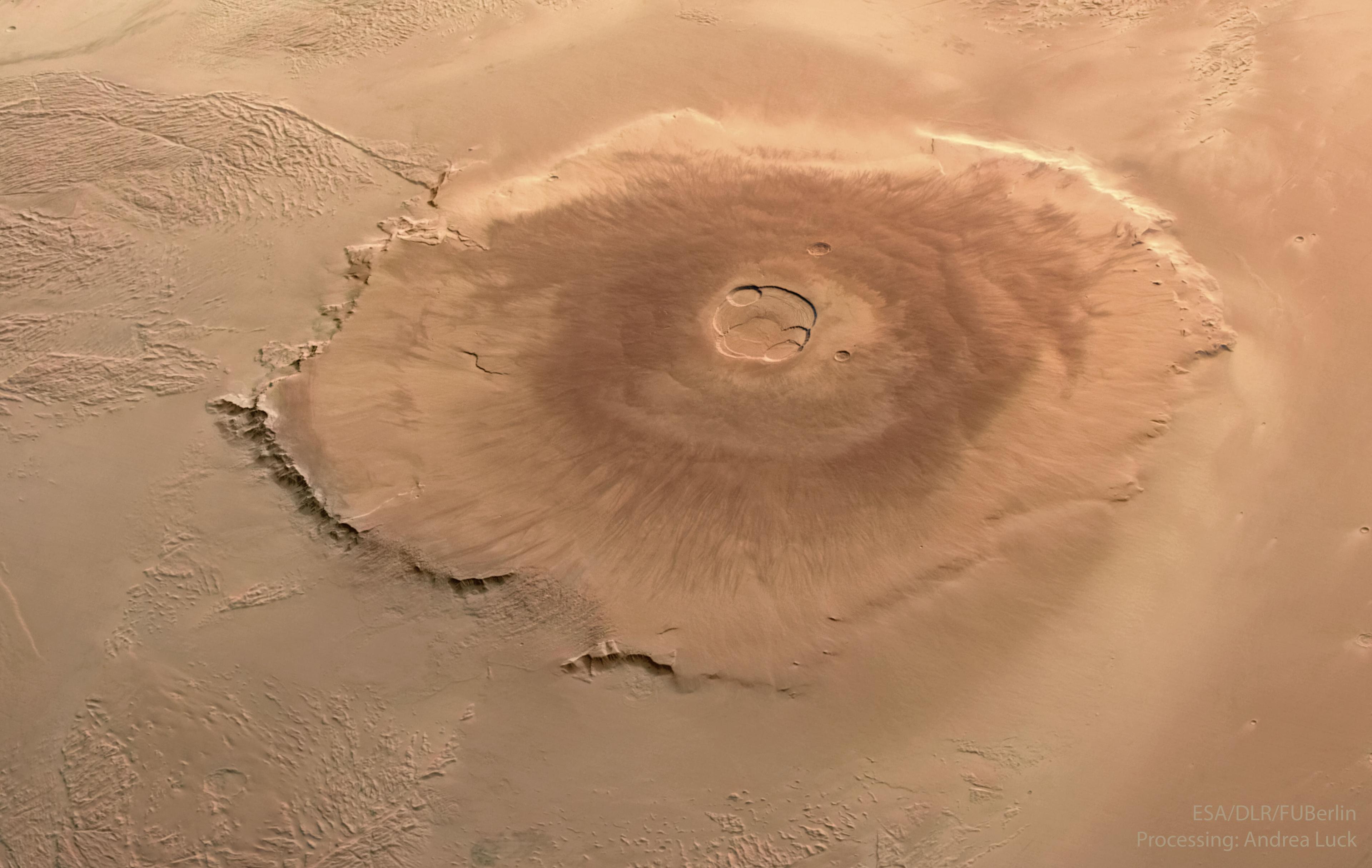 بركانٌ برتقاليٌّ كبير مُصوَّرٌ على المرّيخ من الأعلى.