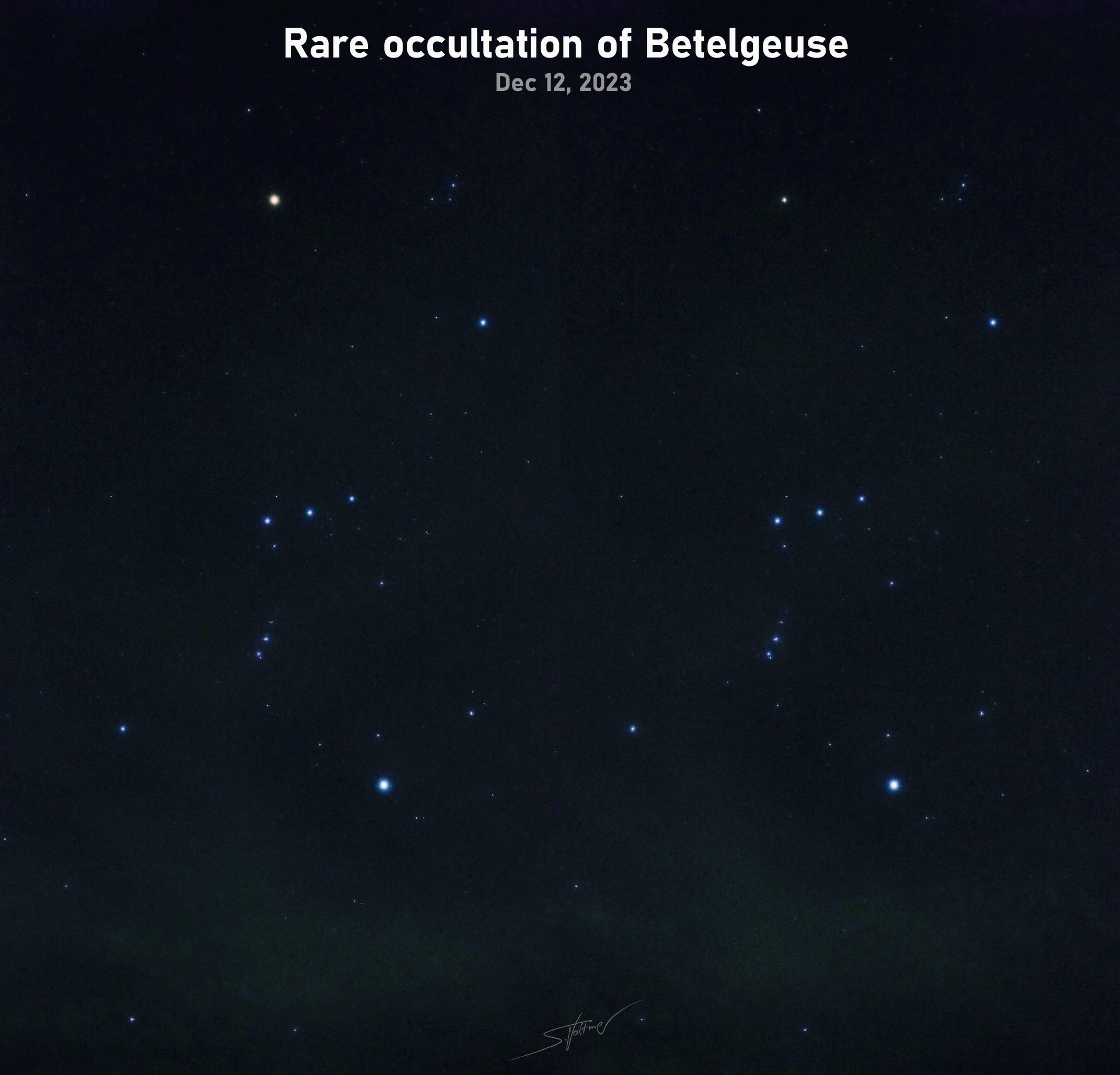 صورتان متجاورتان لكوكبة الجبّار تظهر الفرق في سطوع نجم منكب الجوزاء عند مرور المُذنّب أمامه